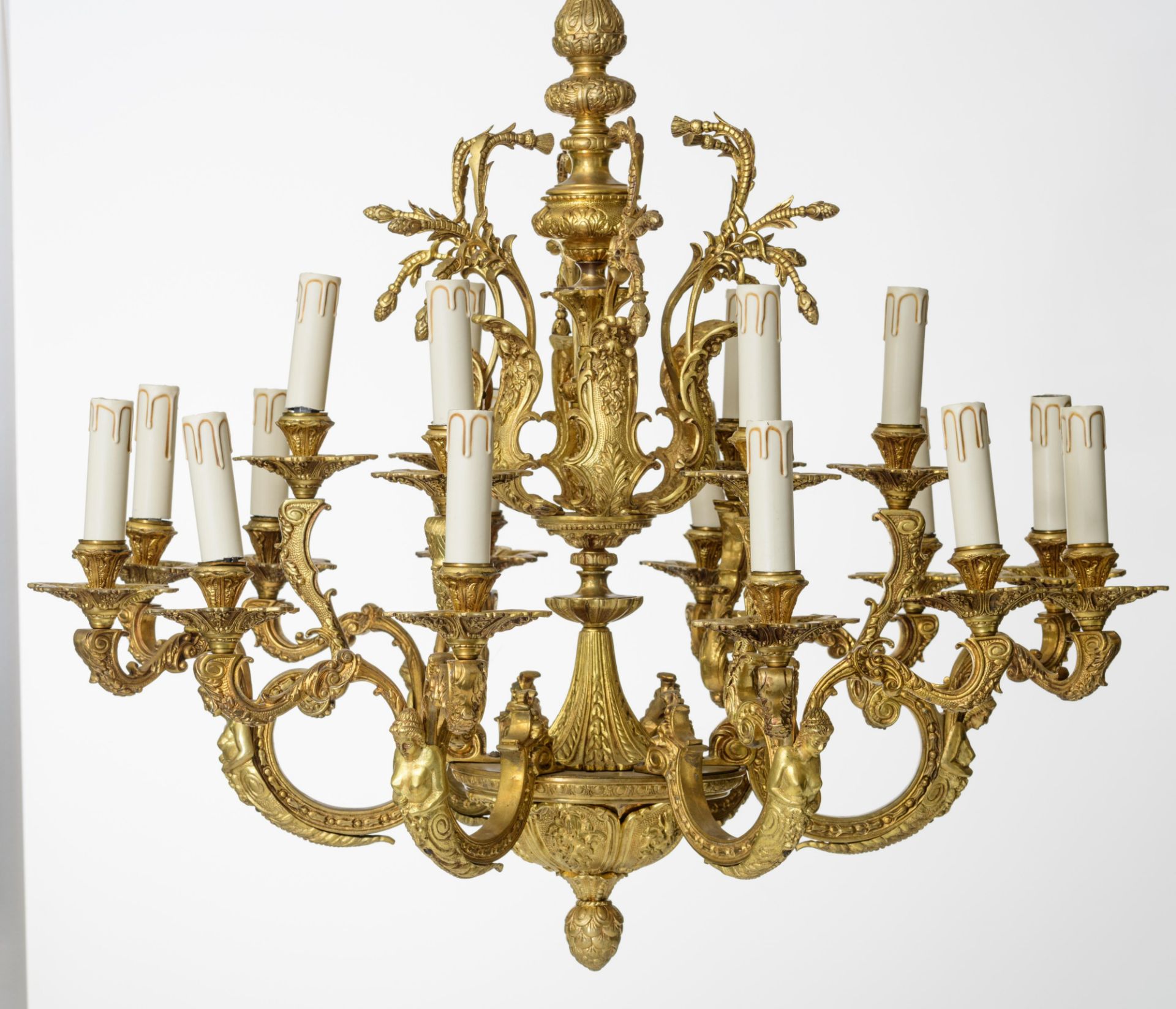 A set of an imposing gilt bronze Neoclassical chandelier and a pair of wall lights, decorated with c - Bild 3 aus 9