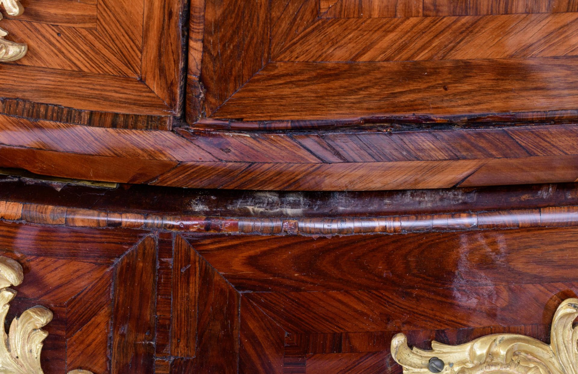 An exceptional and very fine kingwood veneered French early Louis XV 'commode galb‚', with ormolu br - Image 14 of 17