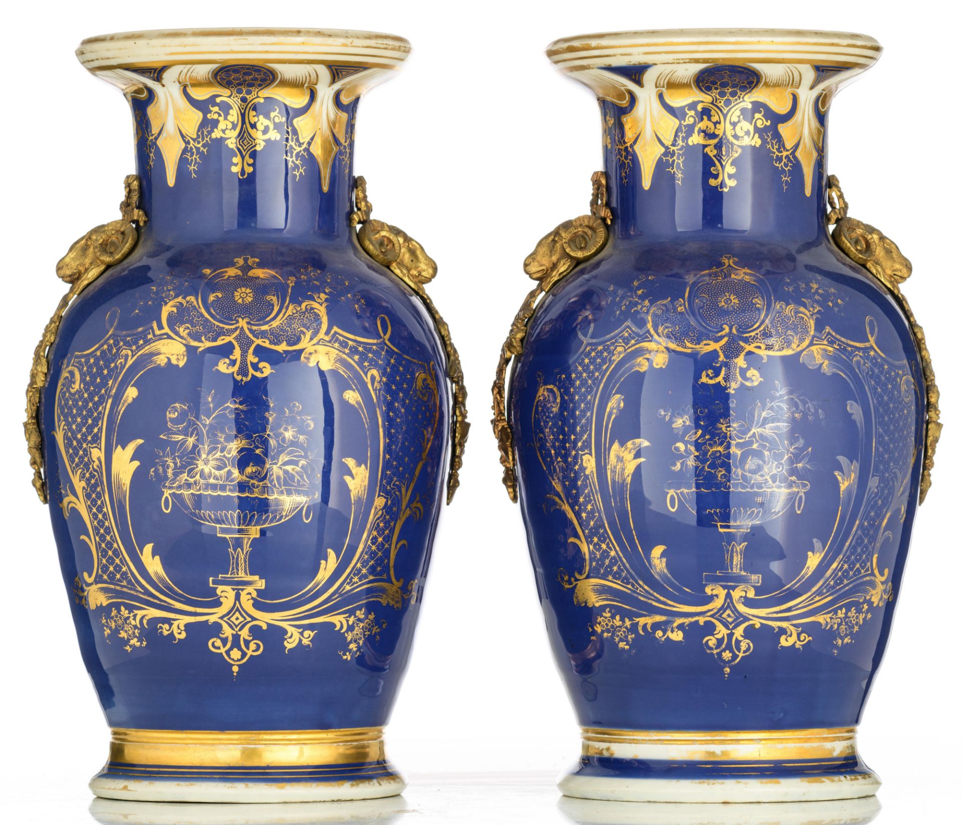 Two French blue ground porcelain vases with bronze mounts, the roundels decorated with gallant scene - Bild 3 aus 11