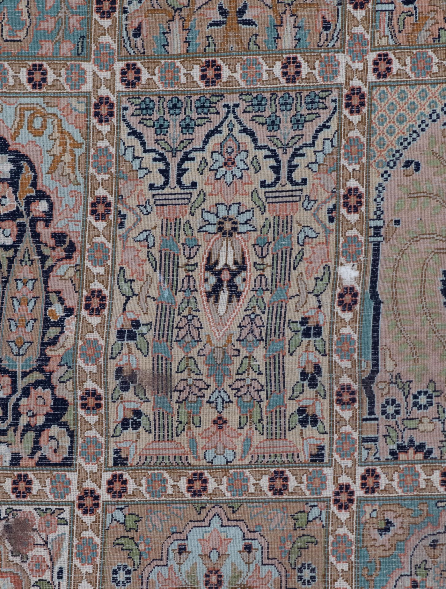 An Oriental rug, decorated with architectural motifs, 276 x 370 cm - Bild 8 aus 10