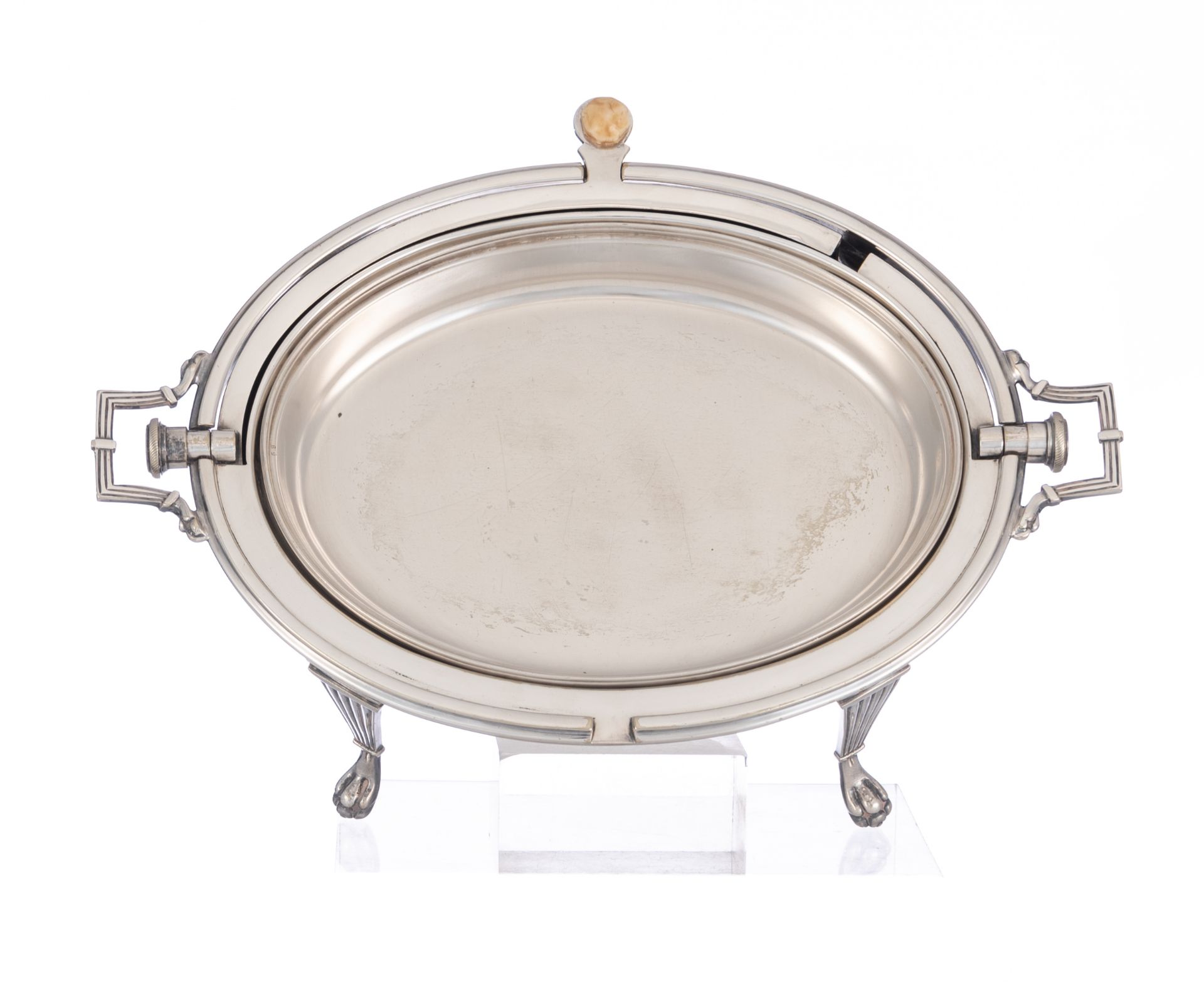 A Neoclassical Sheffield silver-plated tureen, maker's mark William Hutton & Son, 19th / 20thC, W 36 - Image 10 of 56