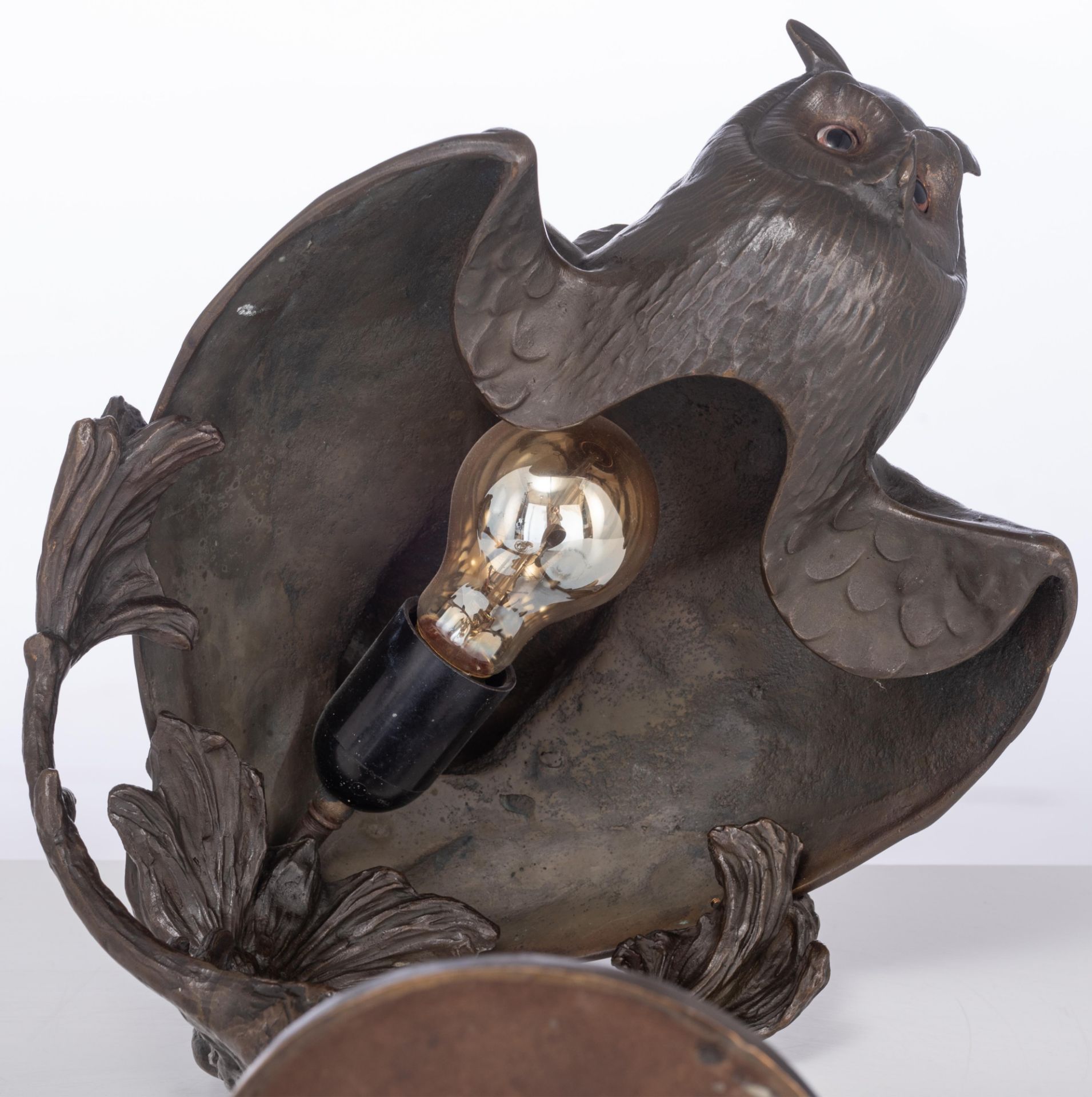 A patinated bronze Art Deco table lamp shaped like a flying owl, signed Adolf Joseph Pohl, H 47 cm - Bild 9 aus 9