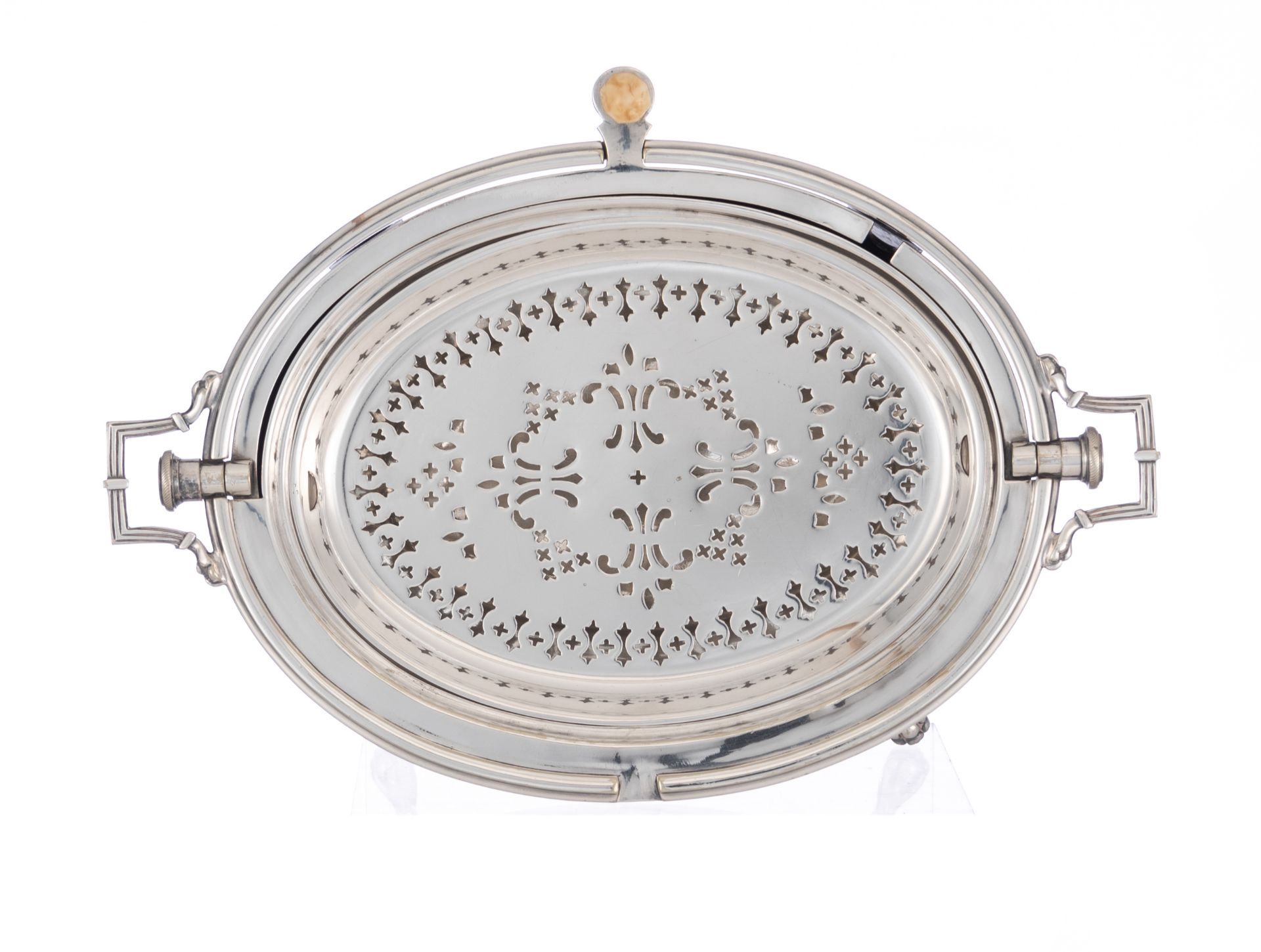 A Neoclassical Sheffield silver-plated tureen, maker's mark William Hutton & Son, 19th / 20thC, W 36 - Image 9 of 56