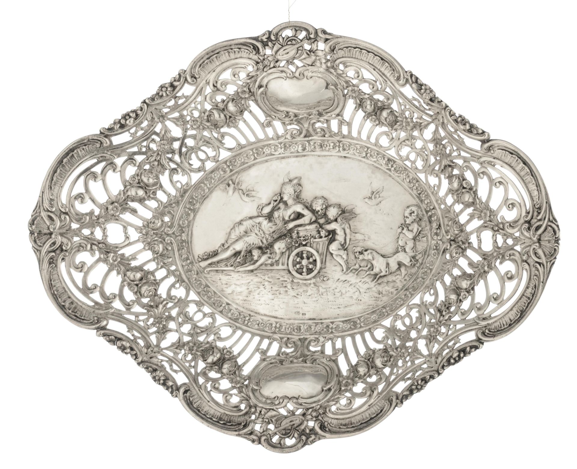 A collection of three silver chargers with ornate repousse pierced work, the well depicting playing - Bild 6 aus 12