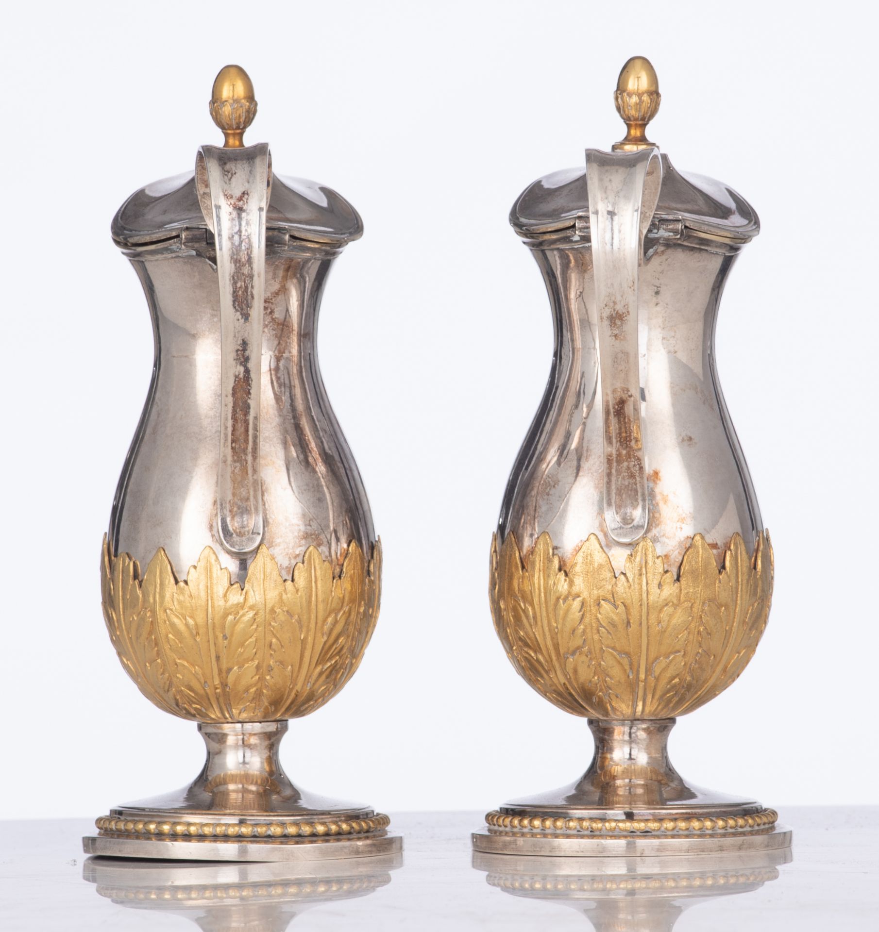 A pair of 18thC silver and vermeil jugs, no visible hallmarks, H 15,5 cm, weight: ca. 541 g - Image 3 of 12