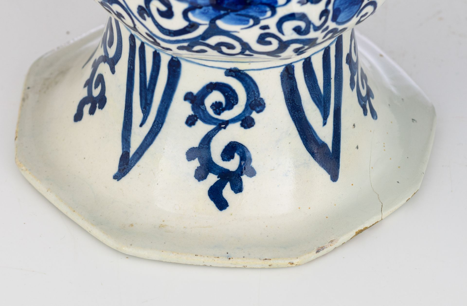 A pair of blue and white floral decorated Dutch Delftware garlic bottle vases, 18thC, H 37 cm. Added - Bild 15 aus 17