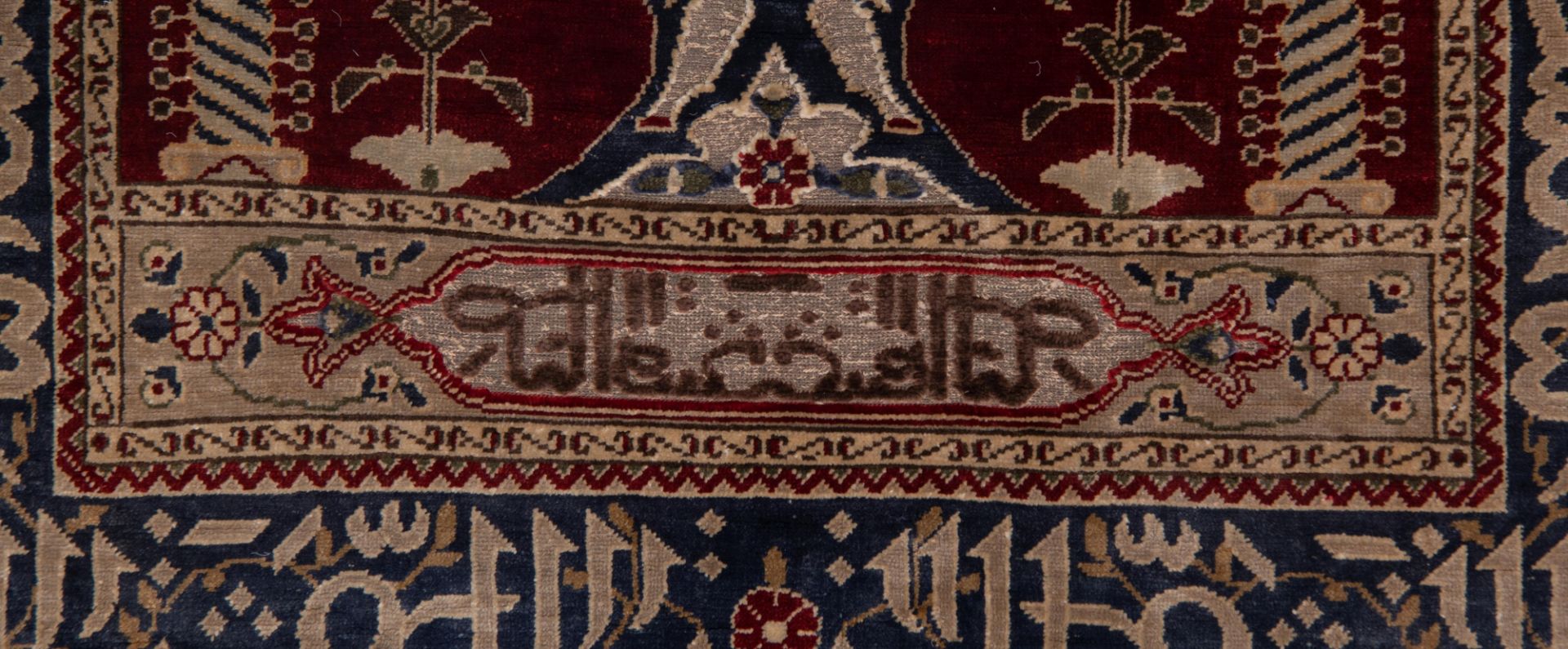 An Oriental silk on silk Hereke rug, decorated with a flower vase, the details finely brocaded with - Bild 4 aus 9