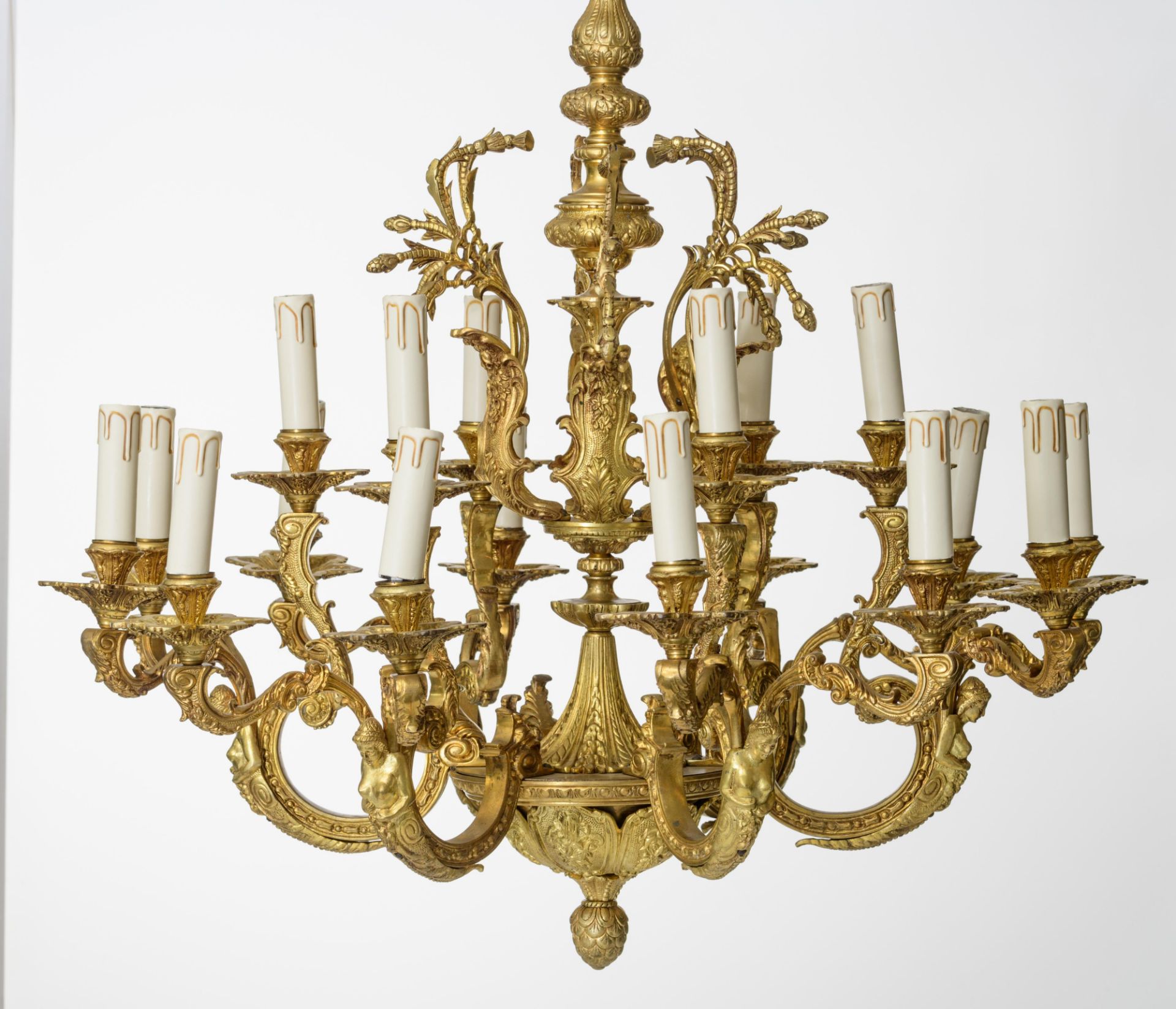 A set of an imposing gilt bronze Neoclassical chandelier and a pair of wall lights, decorated with c - Bild 5 aus 9