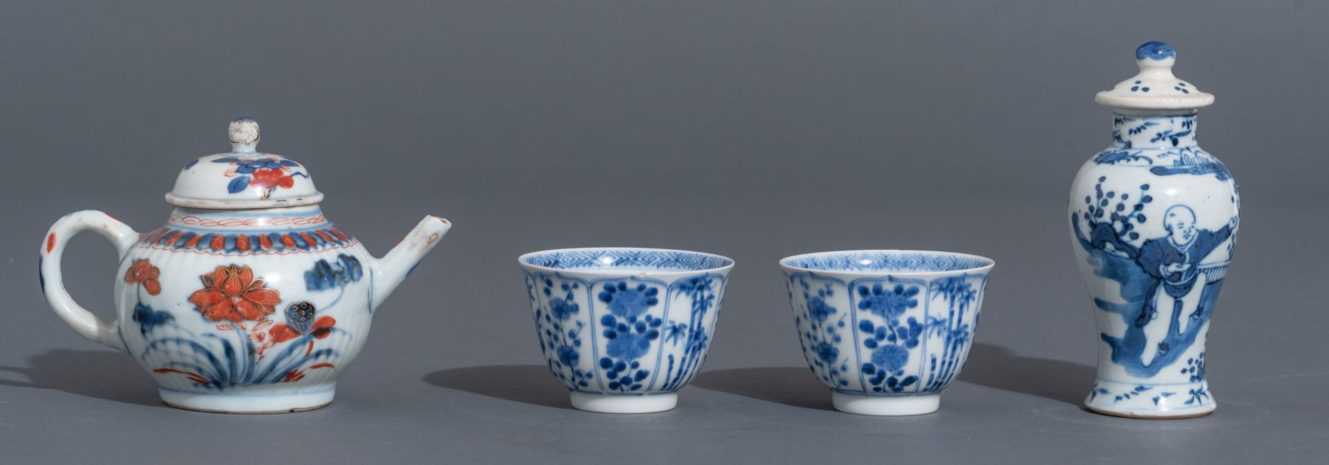 Various Chinese export porcelain items, two blue and white klapmuts bowls and an Imari teapot. Added - Bild 7 aus 42