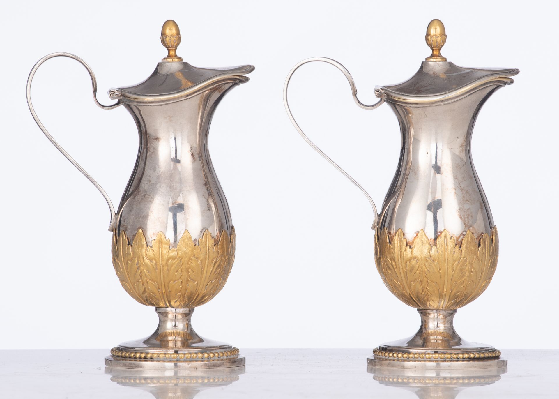 A pair of 18thC silver and vermeil jugs, no visible hallmarks, H 15,5 cm, weight: ca. 541 g - Image 4 of 12