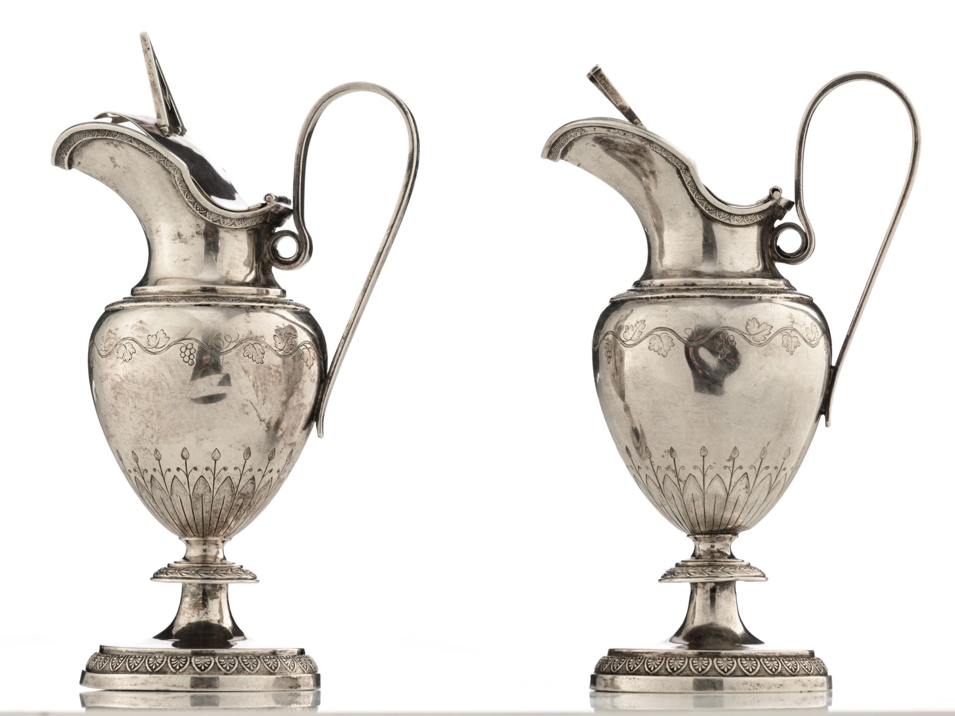 A fine Neoclassical silver ampoule set for water and wine, 'Aqua and Vino', decorated with palmettes - Bild 3 aus 13