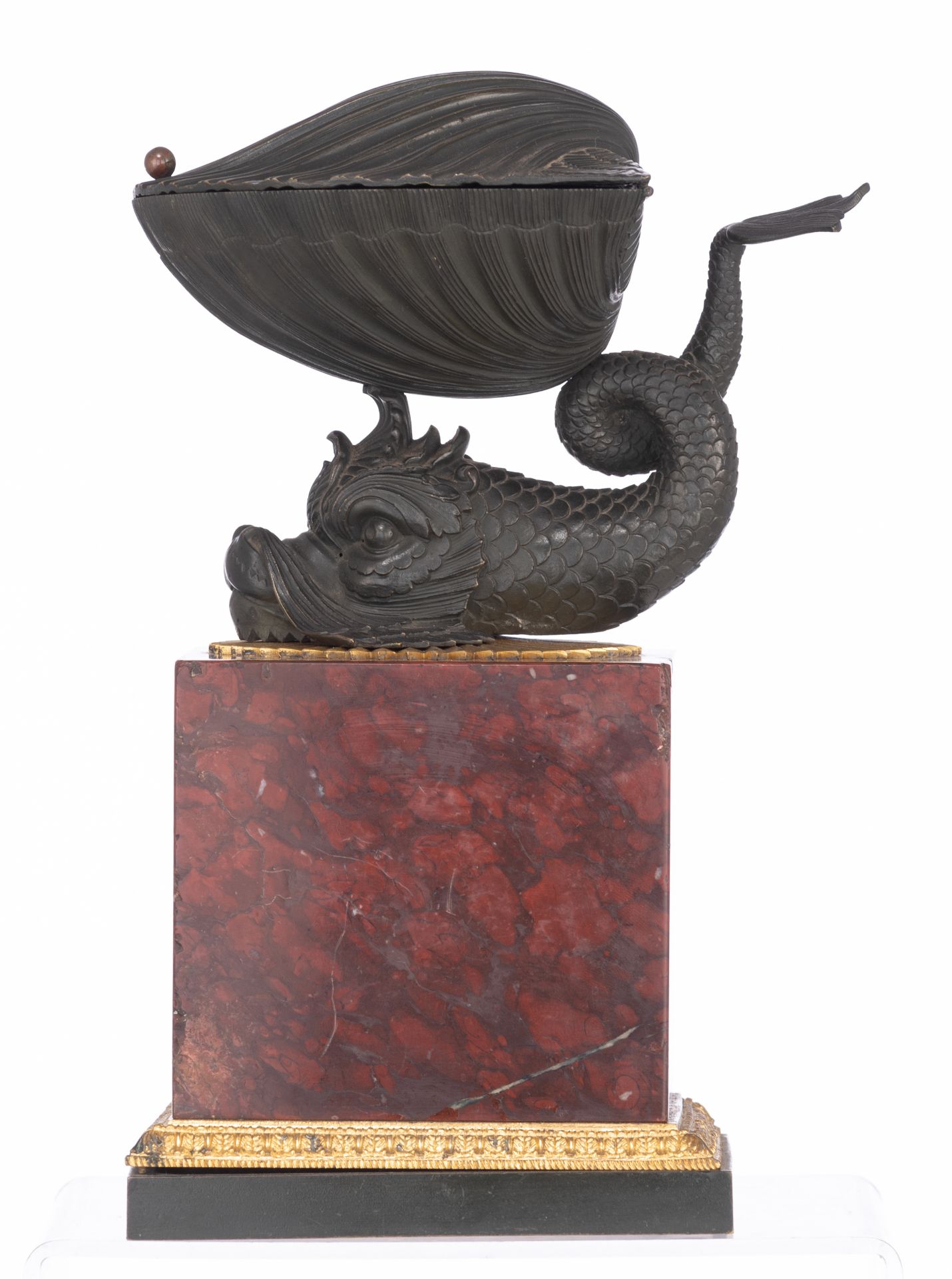 A fine French Restoration ink well, a patinated bronze dolphin holding a shell containing the writin - Bild 3 aus 12