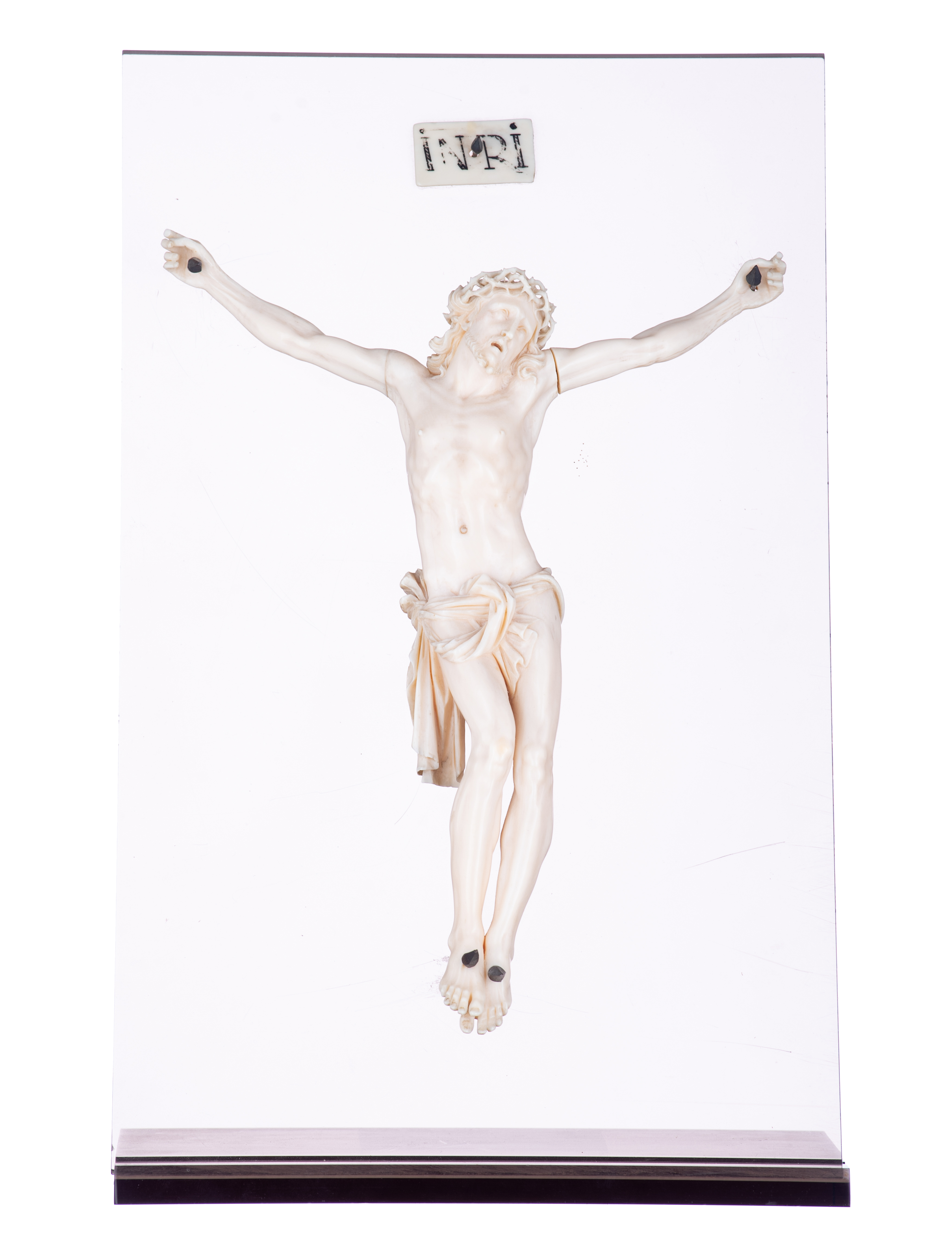 A finely sculpted ivory Corpus Christi on a plexi stand, 19thC, 20,3 x 27,5 cm (the Corpus Christi)