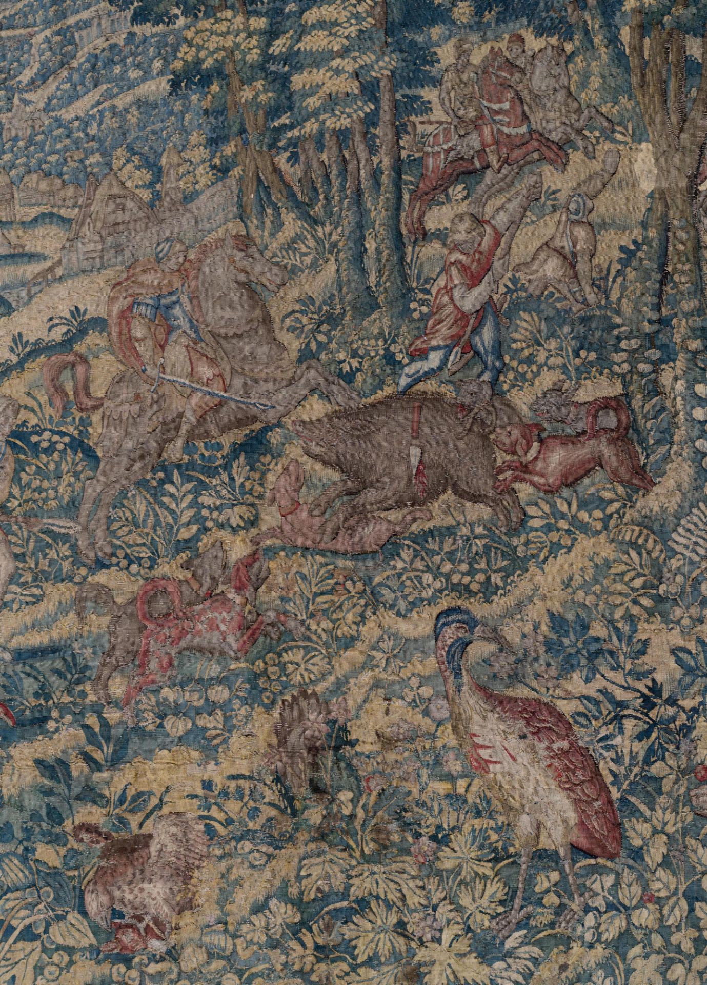A Flemish wall tapestry, depicting wild boar hunting scenes, the border richly decorated with variou - Bild 7 aus 26