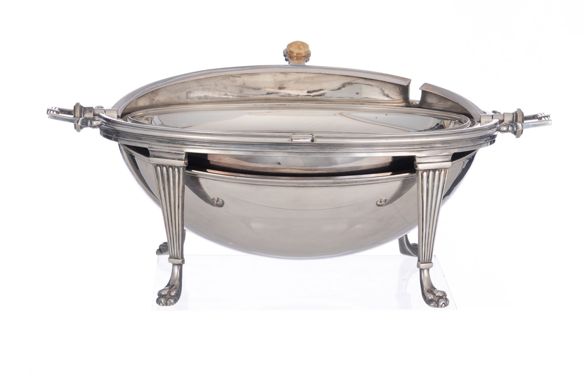 A Neoclassical Sheffield silver-plated tureen, maker's mark William Hutton & Son, 19th / 20thC, W 36 - Image 7 of 56