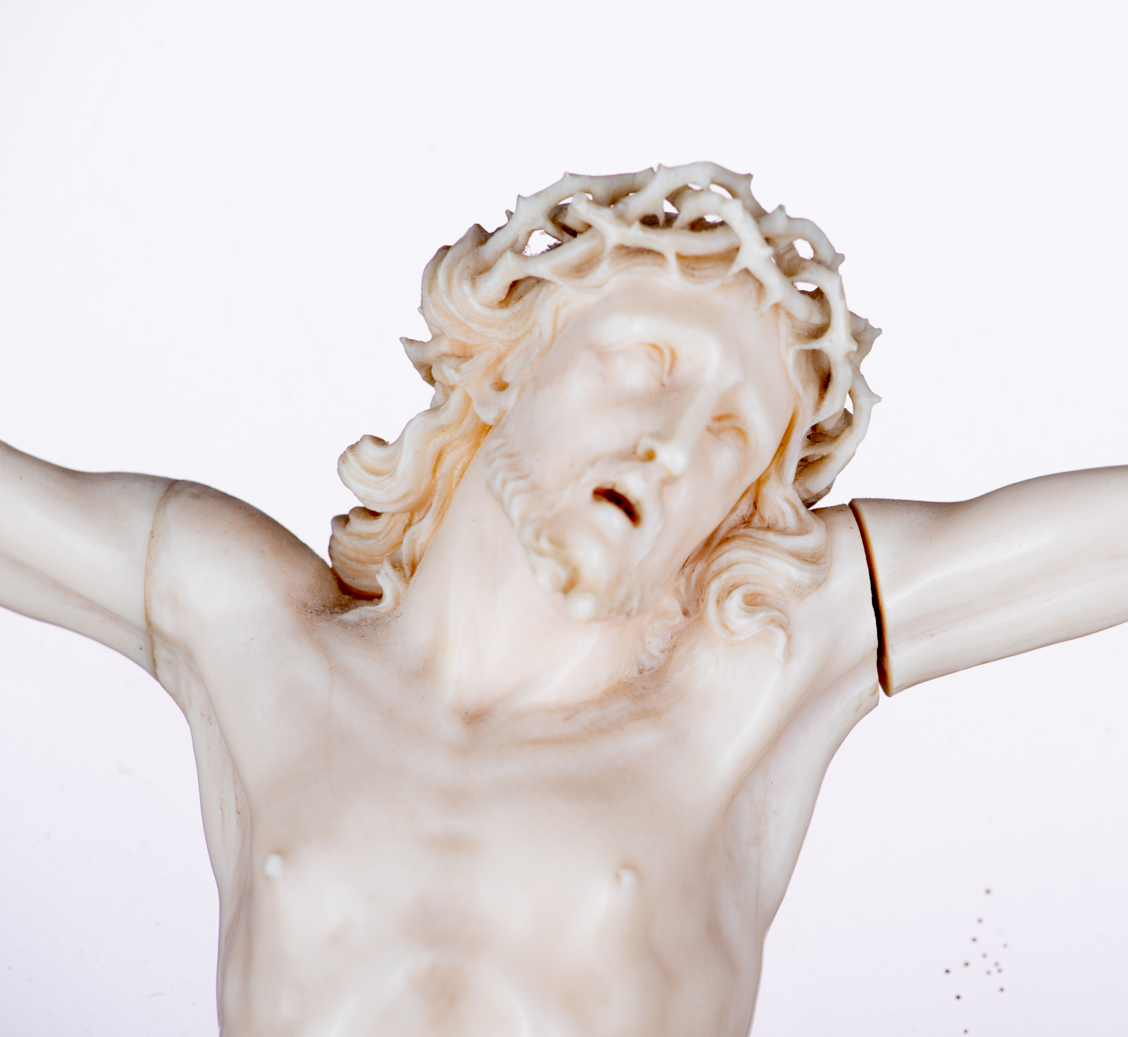 A finely sculpted ivory Corpus Christi on a plexi stand, 19thC, 20,3 x 27,5 cm (the Corpus Christi) - Image 3 of 8