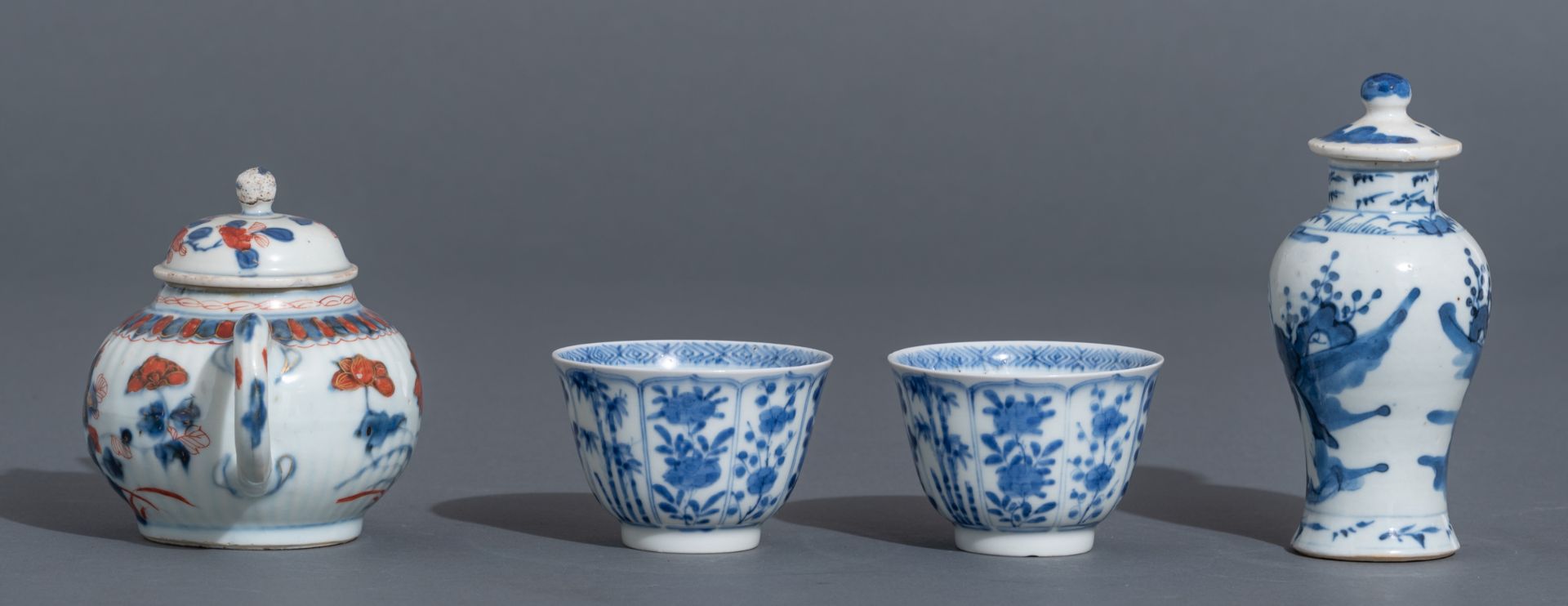 Various Chinese export porcelain items, two blue and white klapmuts bowls and an Imari teapot. Added - Bild 6 aus 42