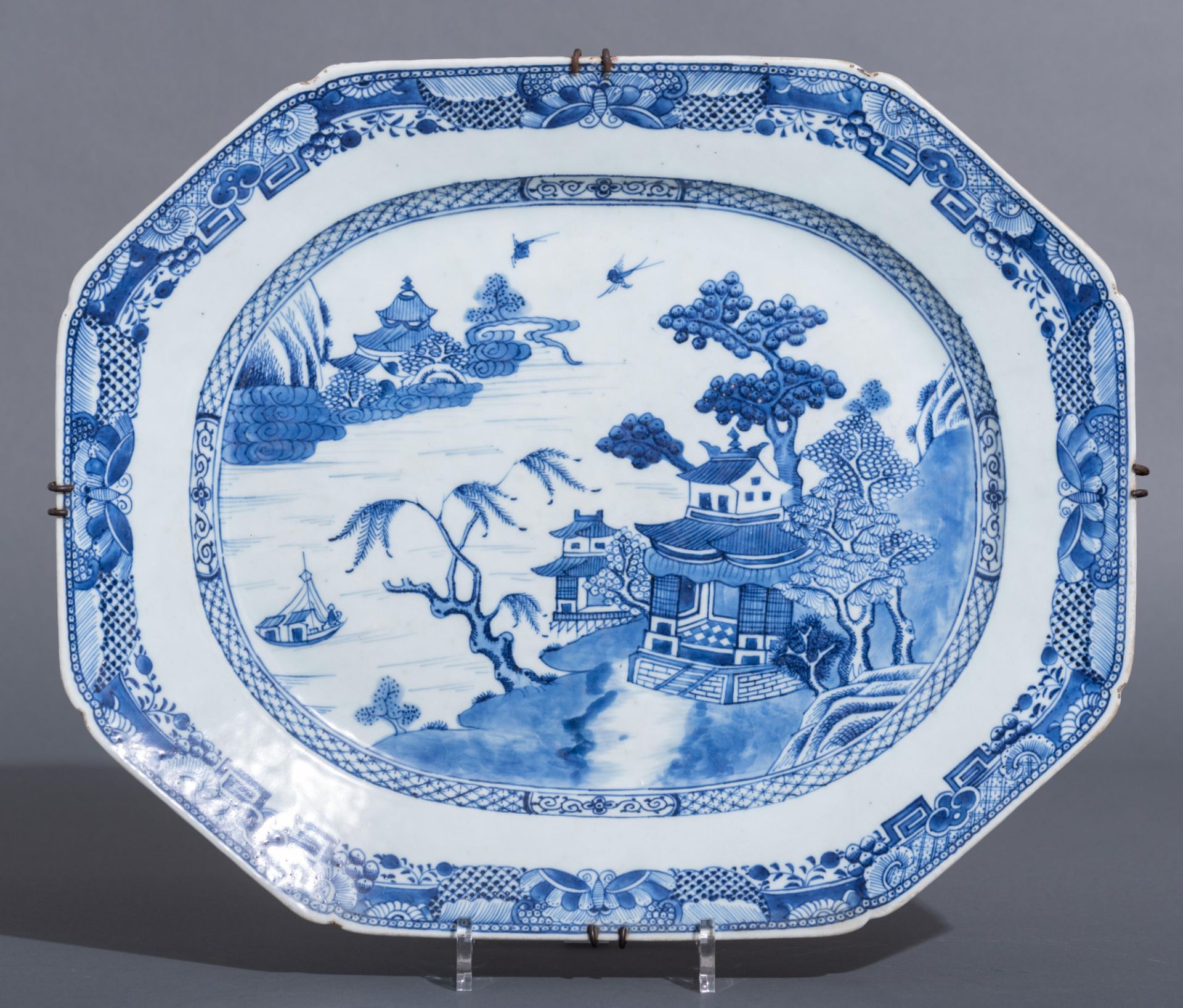 Various Chinese export porcelain items, two blue and white klapmuts bowls and an Imari teapot. Added - Bild 33 aus 42