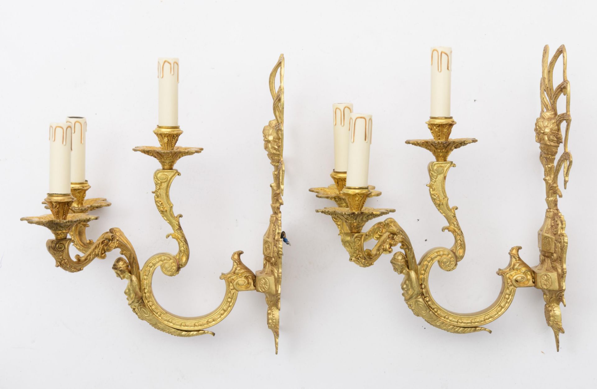 A set of an imposing gilt bronze Neoclassical chandelier and a pair of wall lights, decorated with c - Bild 7 aus 9