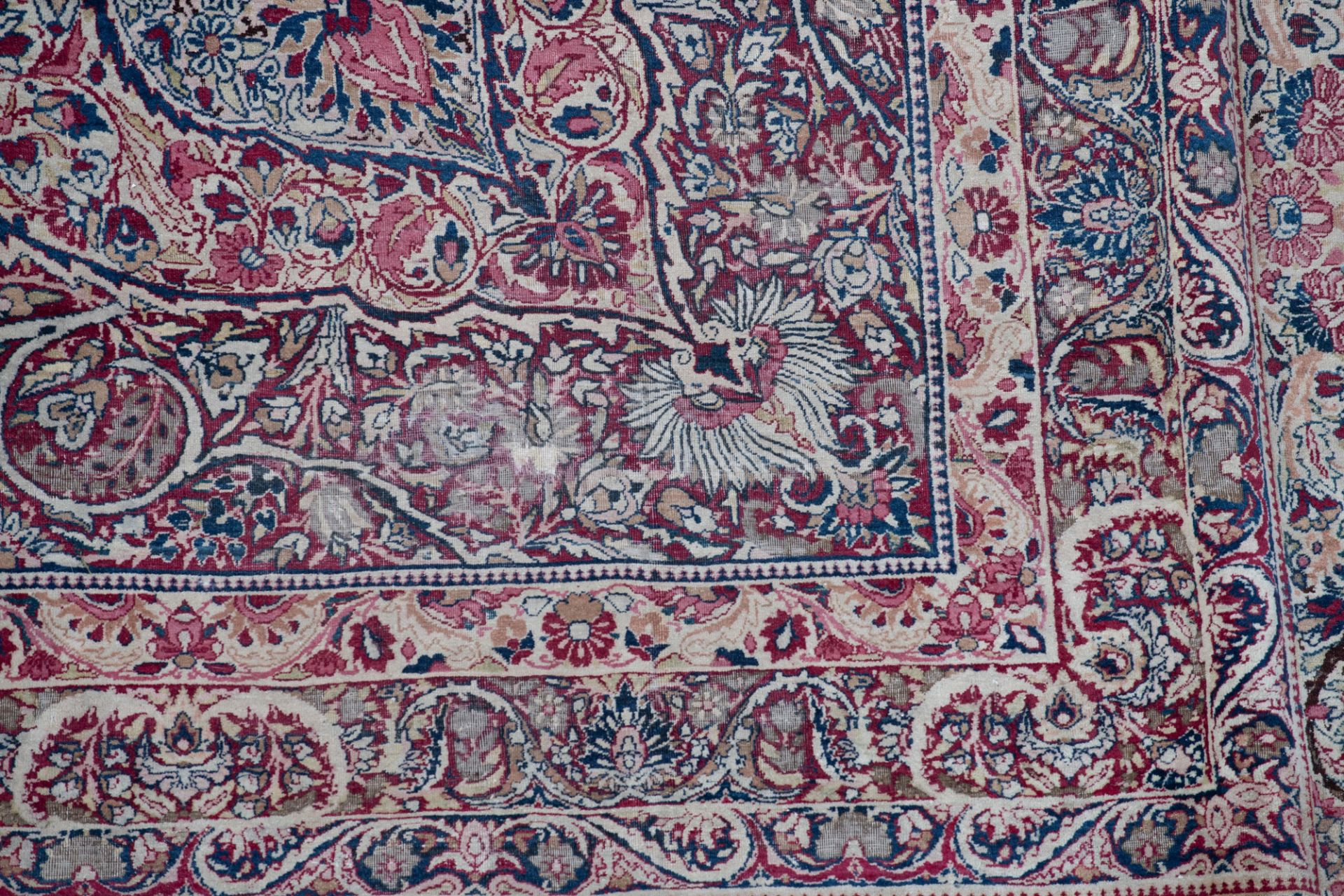 A fine Oriental rug, decorated with floral motifs, signed by the artist, silk, 663 x 494 cm - Bild 5 aus 8