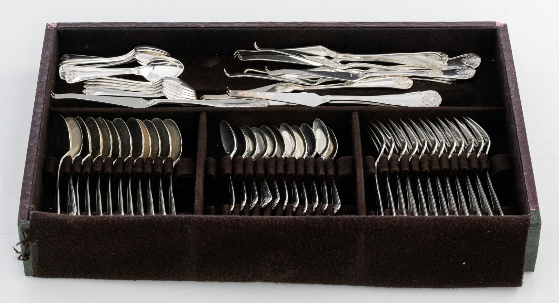 A 12 persons 835/000 silver flatware set 'au grand complet' by the Wolfers - Brussels workshop, in i - Image 6 of 8