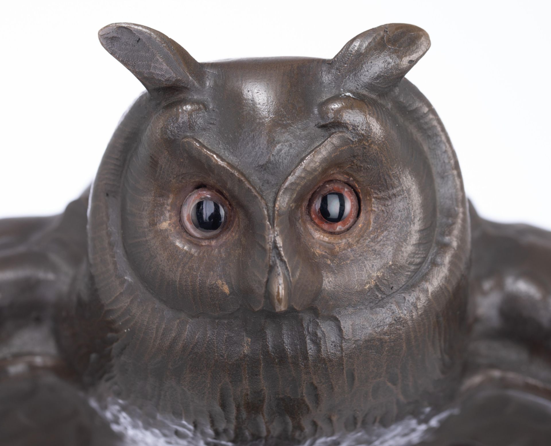 A patinated bronze Art Deco table lamp shaped like a flying owl, signed Adolf Joseph Pohl, H 47 cm - Bild 8 aus 9
