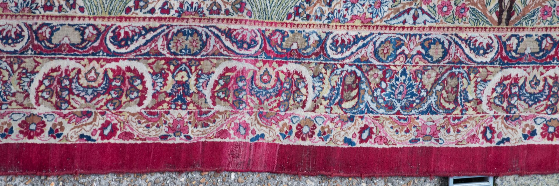 A fine Oriental rug, decorated with floral motifs, signed by the artist, silk, 663 x 494 cm - Bild 6 aus 8