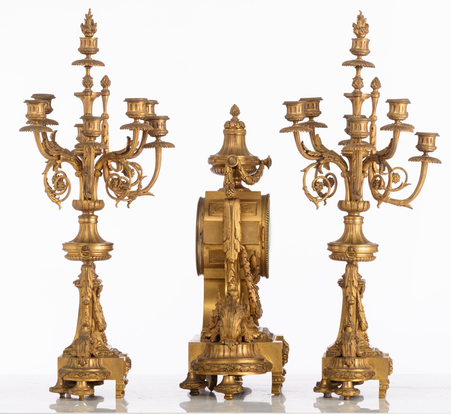 A Belle-poque gilt-bronze three-piece Neoclassical garniture, marked Arrard & Vignon - Rue Commines - Bild 3 aus 9