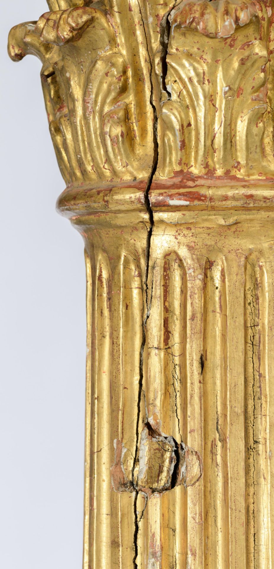 An imposing and finely carved gilt and polychrome painted Neoclassical column with a Corinthian capi - Bild 12 aus 13