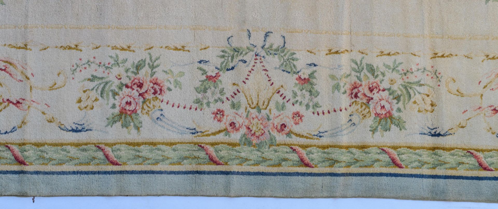 An Aubusson rug, floral decorated, wool, 302 x 397 cm - Bild 8 aus 8
