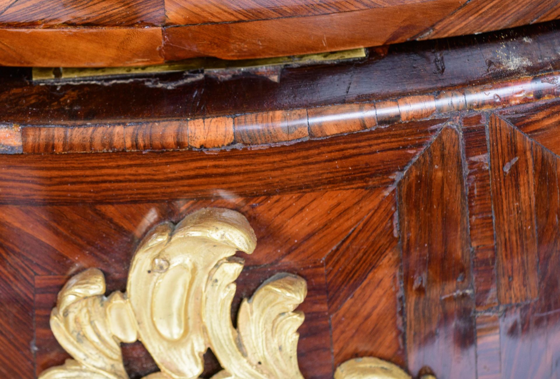 An exceptional and very fine kingwood veneered French early Louis XV 'commode galb‚', with ormolu br - Image 13 of 17