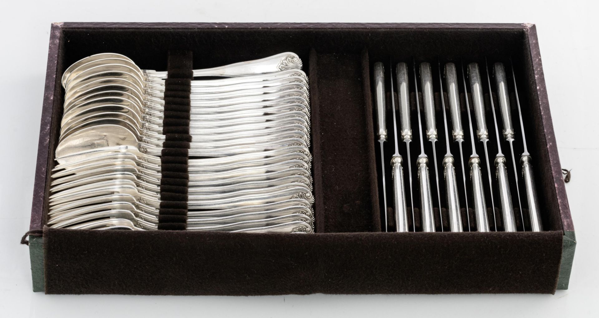 A 12 persons 835/000 silver flatware set 'au grand complet' by the Wolfers - Brussels workshop, in i - Image 4 of 8