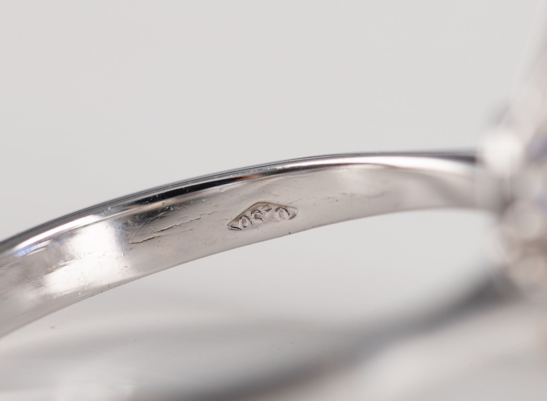 An 18ct white gold ring, central set with an oval cut sapphire and furthermore all-around mounted wi - Image 4 of 4