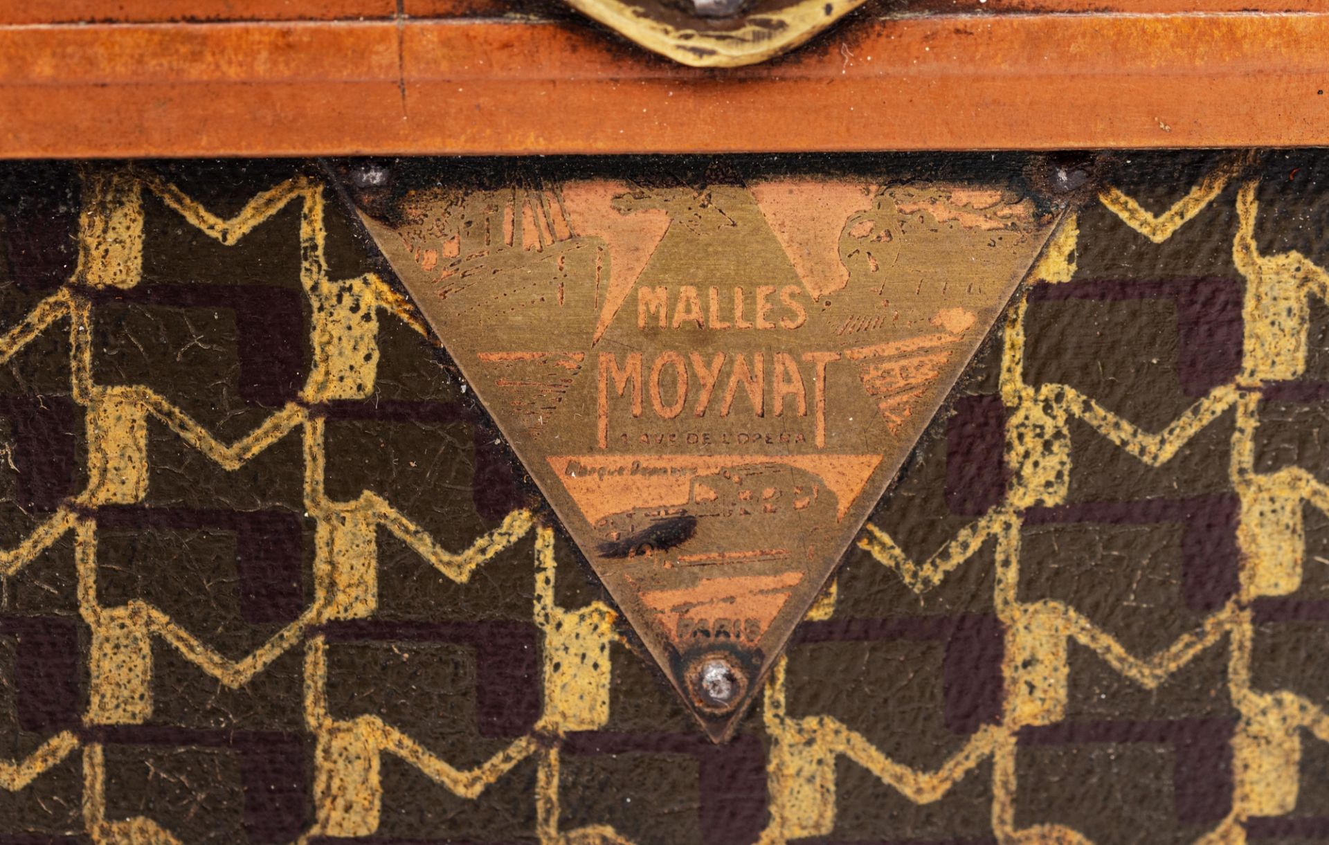 An exceptional 1920s Moynat leather travelling trunk with brass mounts, decorated with the hand-pain - Bild 10 aus 20
