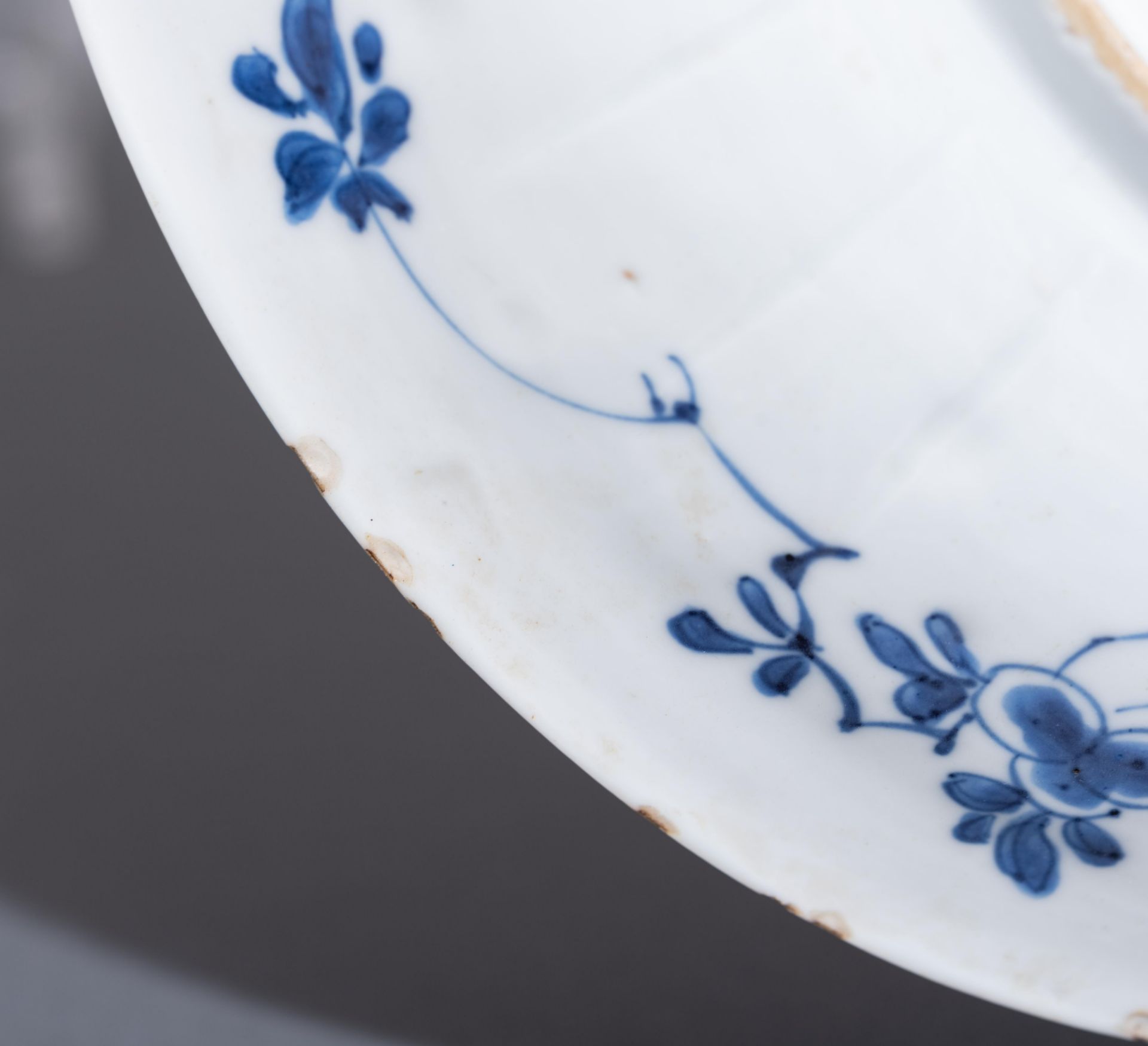 Various Chinese export porcelain items, two blue and white klapmuts bowls and an Imari teapot. Added - Bild 31 aus 42