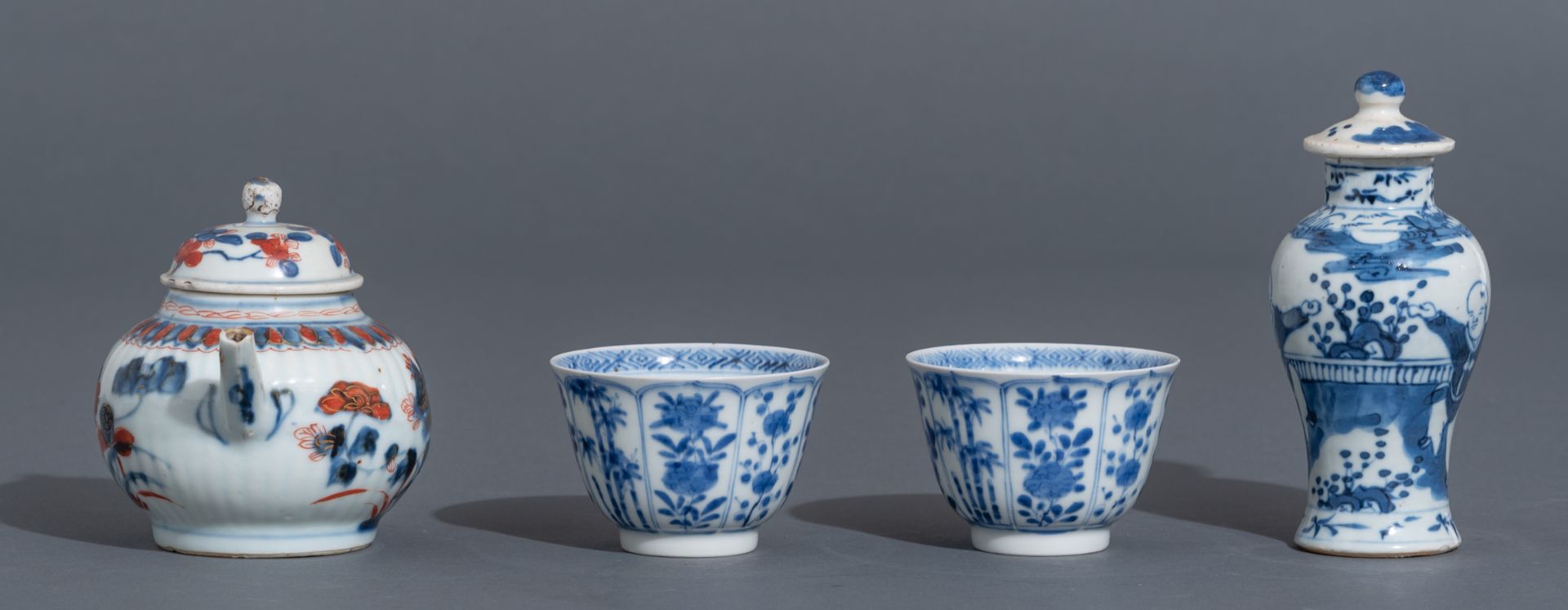 Various Chinese export porcelain items, two blue and white klapmuts bowls and an Imari teapot. Added - Bild 8 aus 42