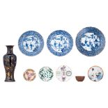 A collection of export porcelain saucers and dishes, and a scholar's vase, H 30 - ø 25,5 cm