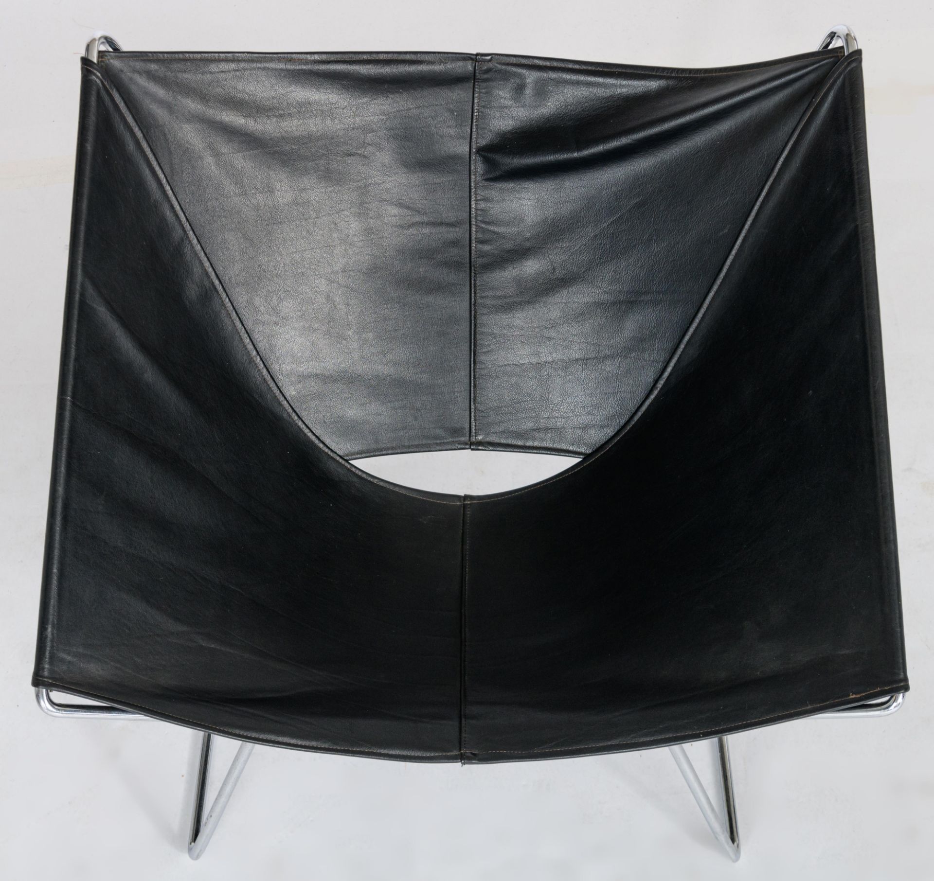 An AP-14 'butterfly' chair by Pierre Paulin for Polak, 1954, H 68,5 - W 77 - D 72 cm - Image 7 of 7