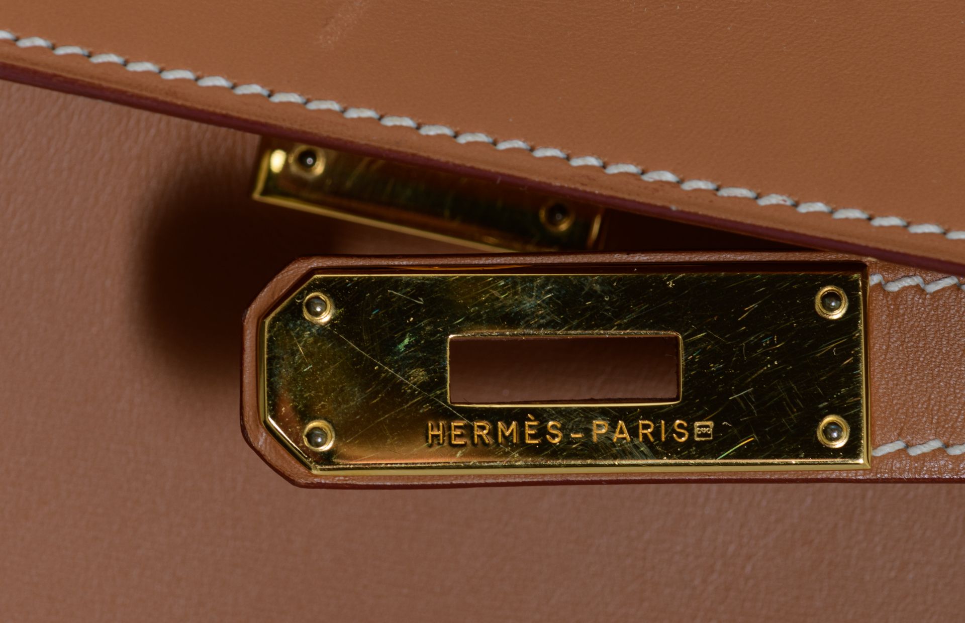HERMÈS, Birkin 35 bag, Gold Barenia calfskin leather, with gilt metal hardware - Image 10 of 23