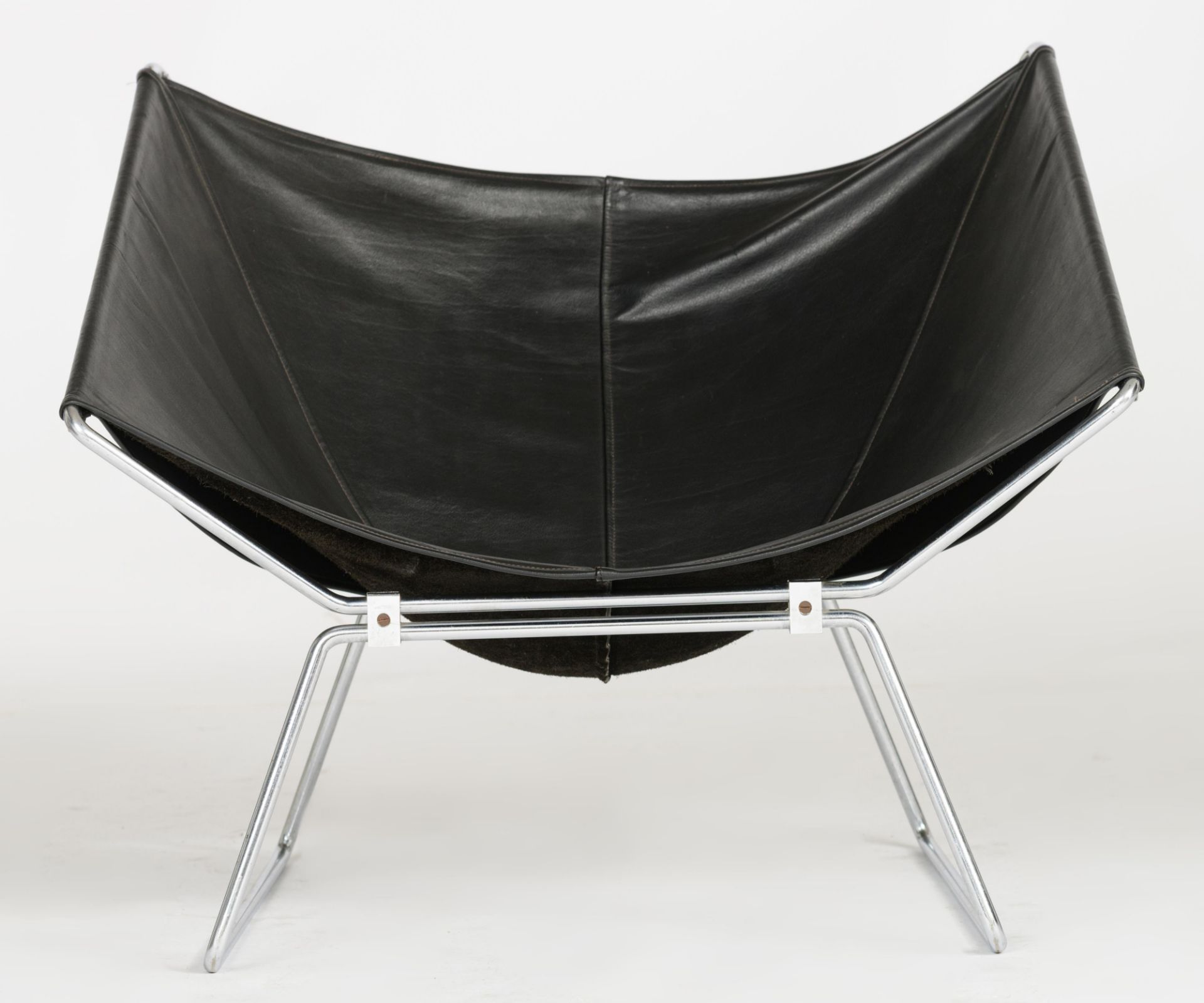 An AP-14 'butterfly' chair by Pierre Paulin for Polak, 1954, H 68,5 - W 77 - D 72 cm - Image 2 of 7