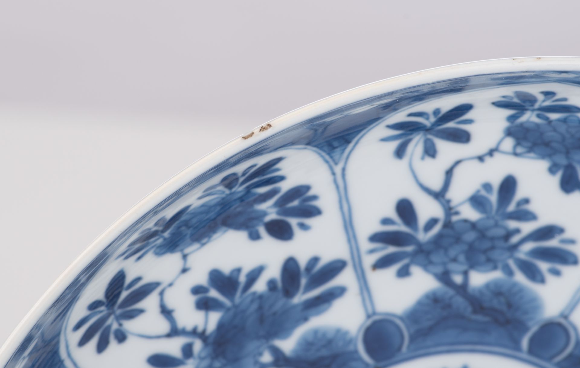 Four Chinese blue and white 'Chrysanthemum' dishes, two ditto saucers and a teacup, Kangxi period, ø - Bild 6 aus 15