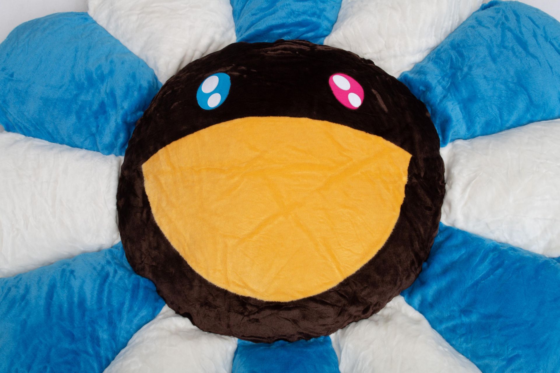 Takashi Murakami, XXL Flower Cushion (light blue), ø about 175 cm - Image 3 of 8