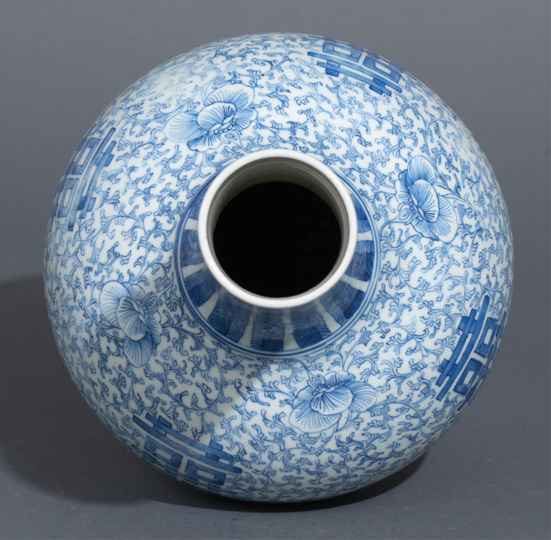 A Chinese blue and white 'Double Xi-sign' bottle vase, early 20thC, H 41 cm - Image 4 of 6