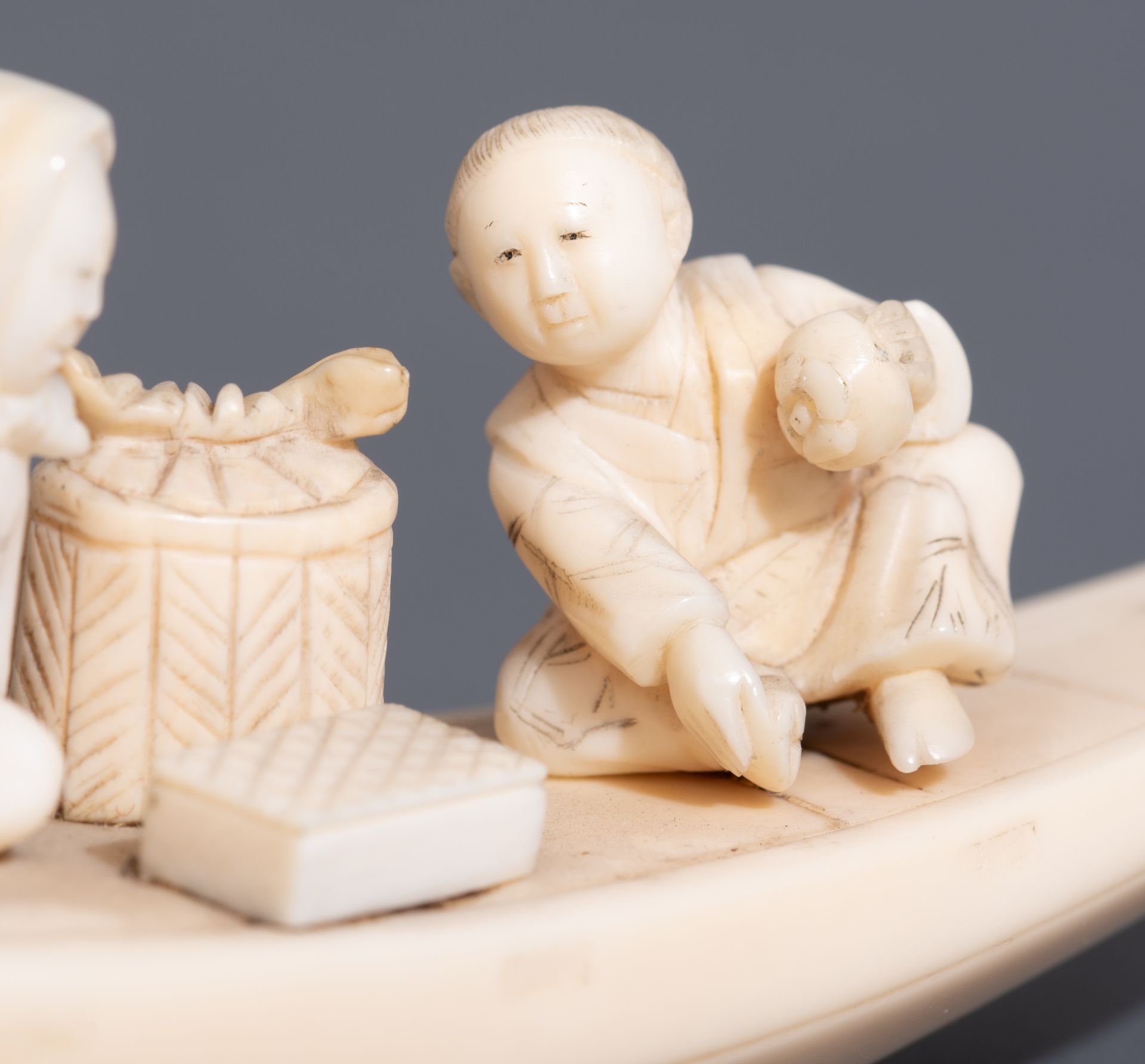 Two Chinese Republic period ivory sculptures, W 10,8 -10,3 cm - (with and without base) - H 7,3 - 5, - Image 9 of 10