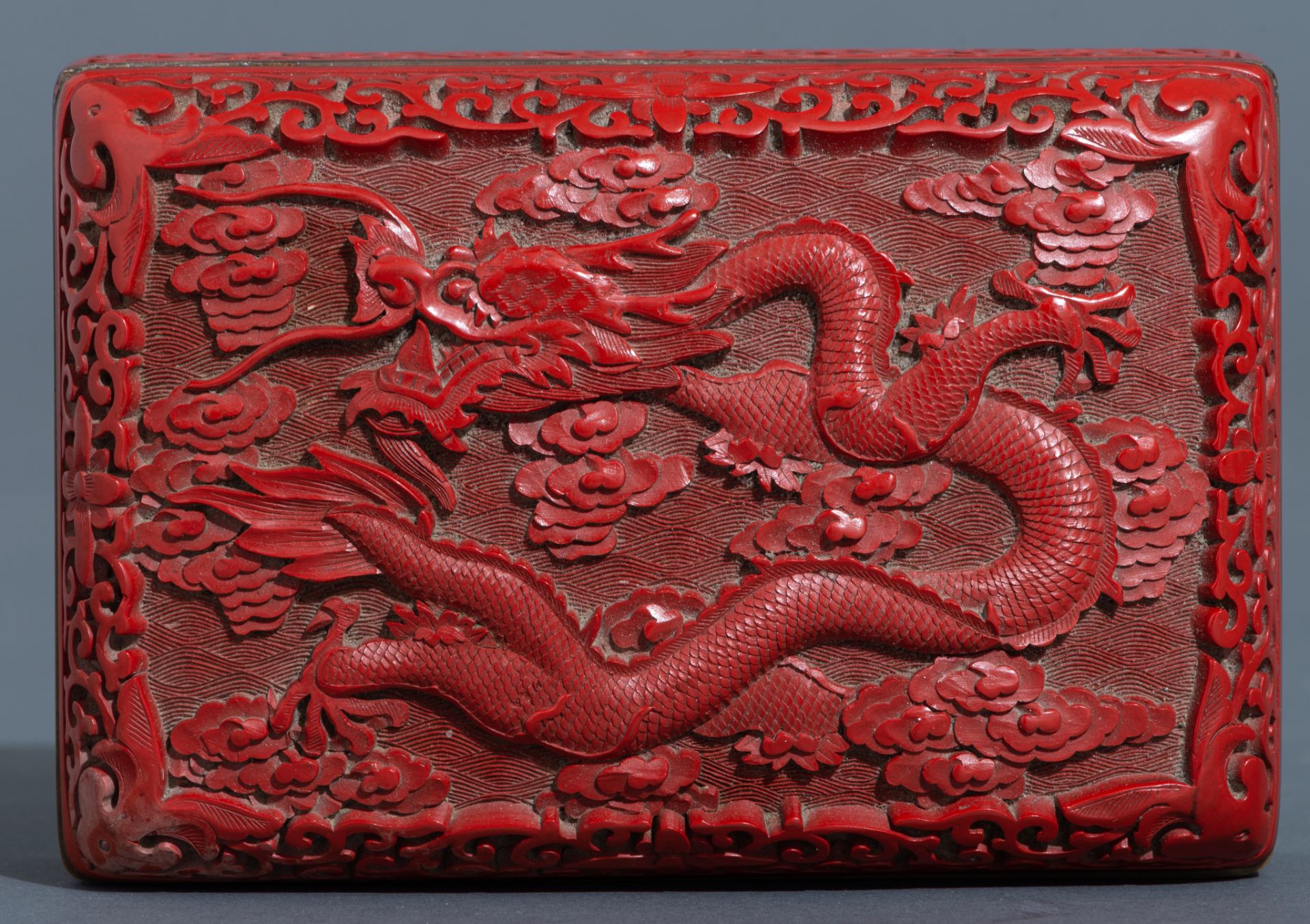 A Chinese carved cinnabar lacquer box and cover, 20thC, 10 x 15 cm - Image 6 of 14