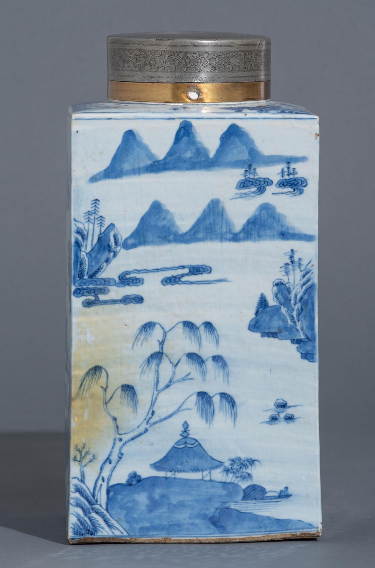 A massive Chinese blue and white tea caddy, early 19thC, H 35,5 cm - Image 5 of 13