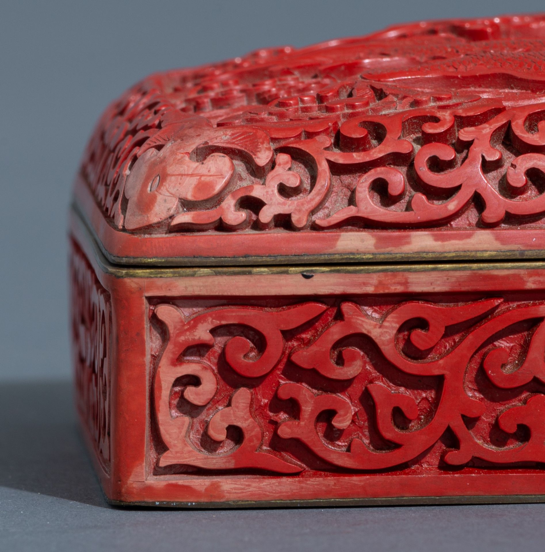 A Chinese carved cinnabar lacquer box and cover, 20thC, 10 x 15 cm - Image 9 of 14