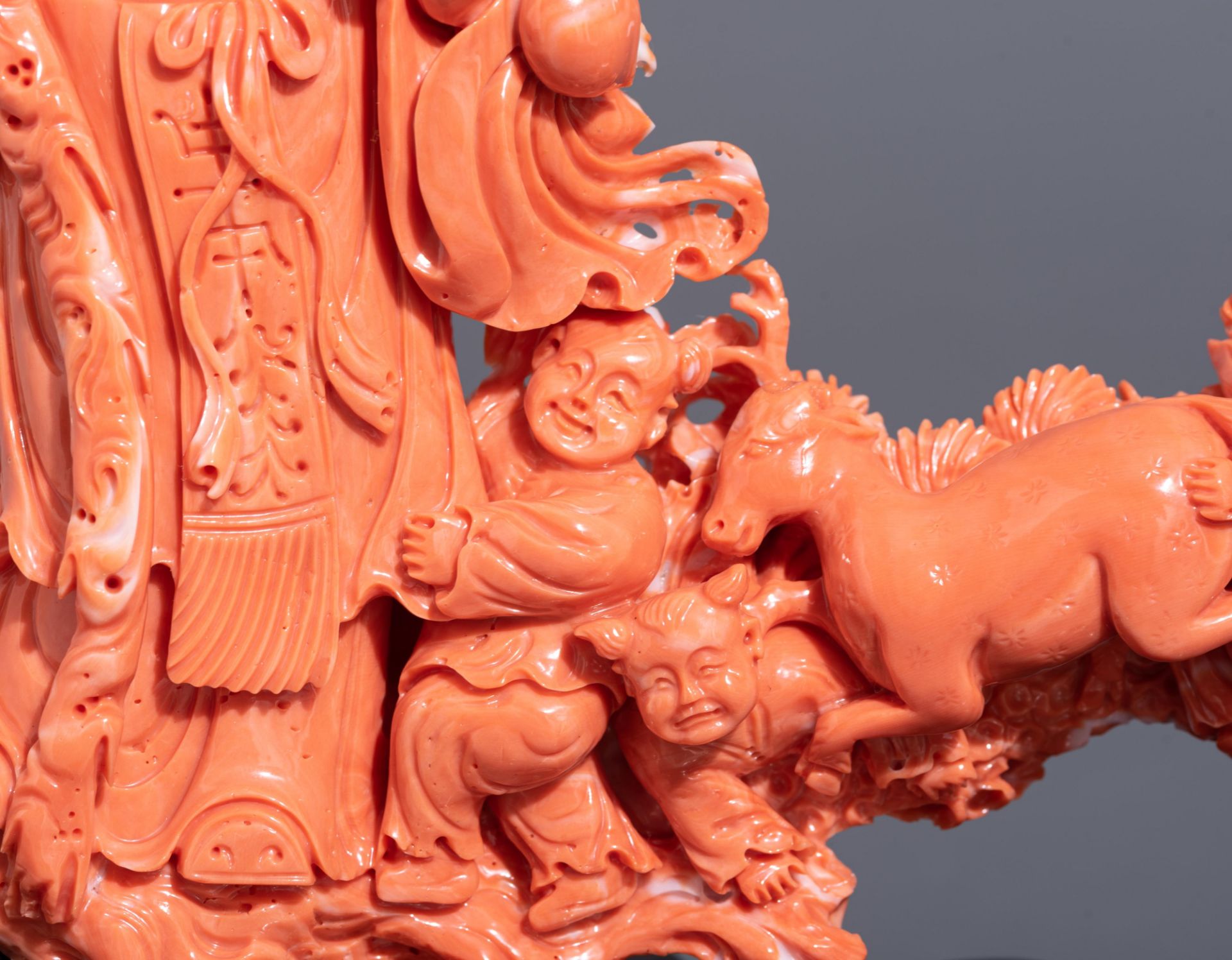 A Chinese sculpted red coral group, around 19thC, H 20,5 cm - Weight coral: about 1,3 kg - Image 10 of 12