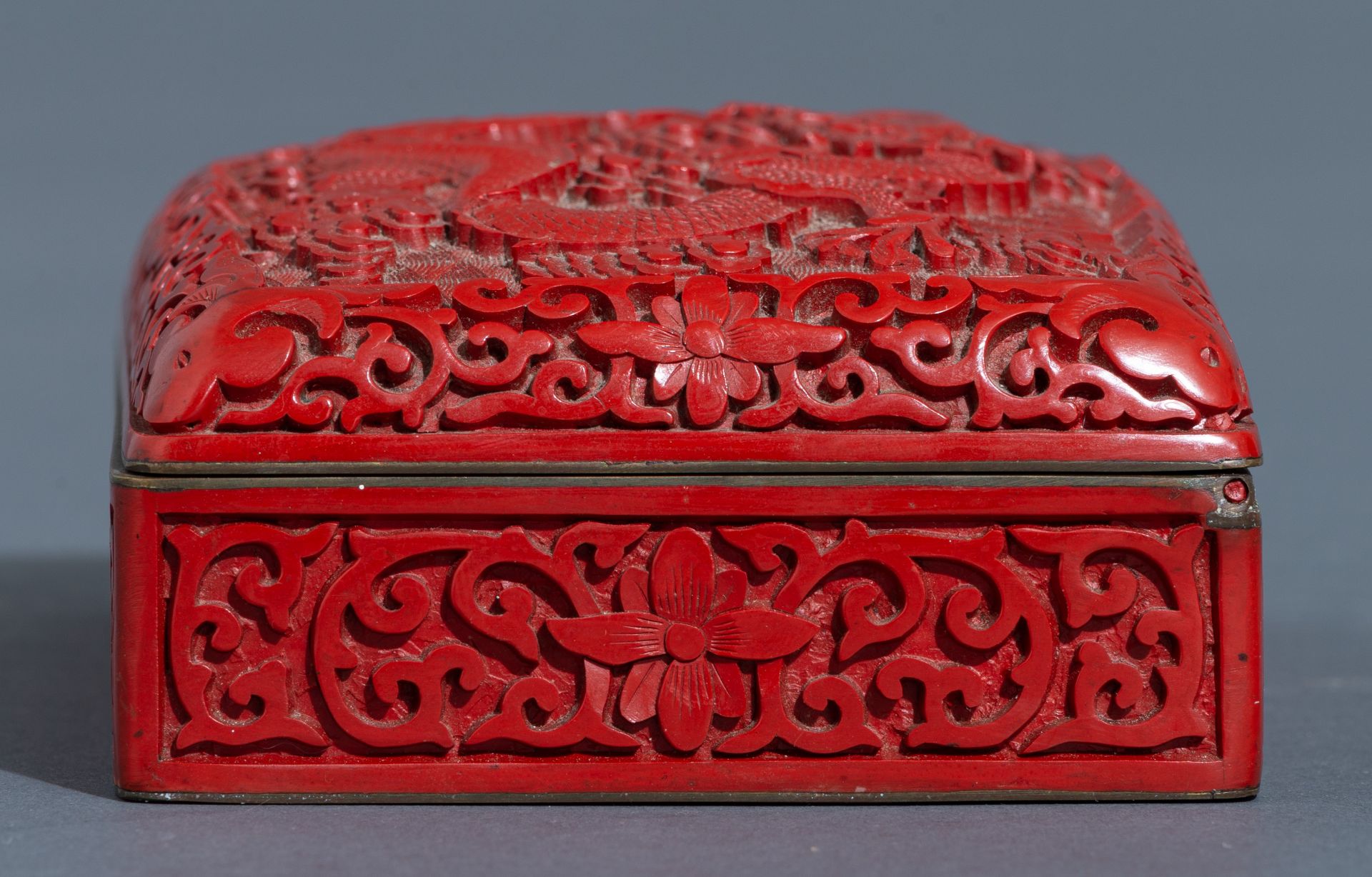 A Chinese carved cinnabar lacquer box and cover, 20thC, 10 x 15 cm - Image 4 of 14