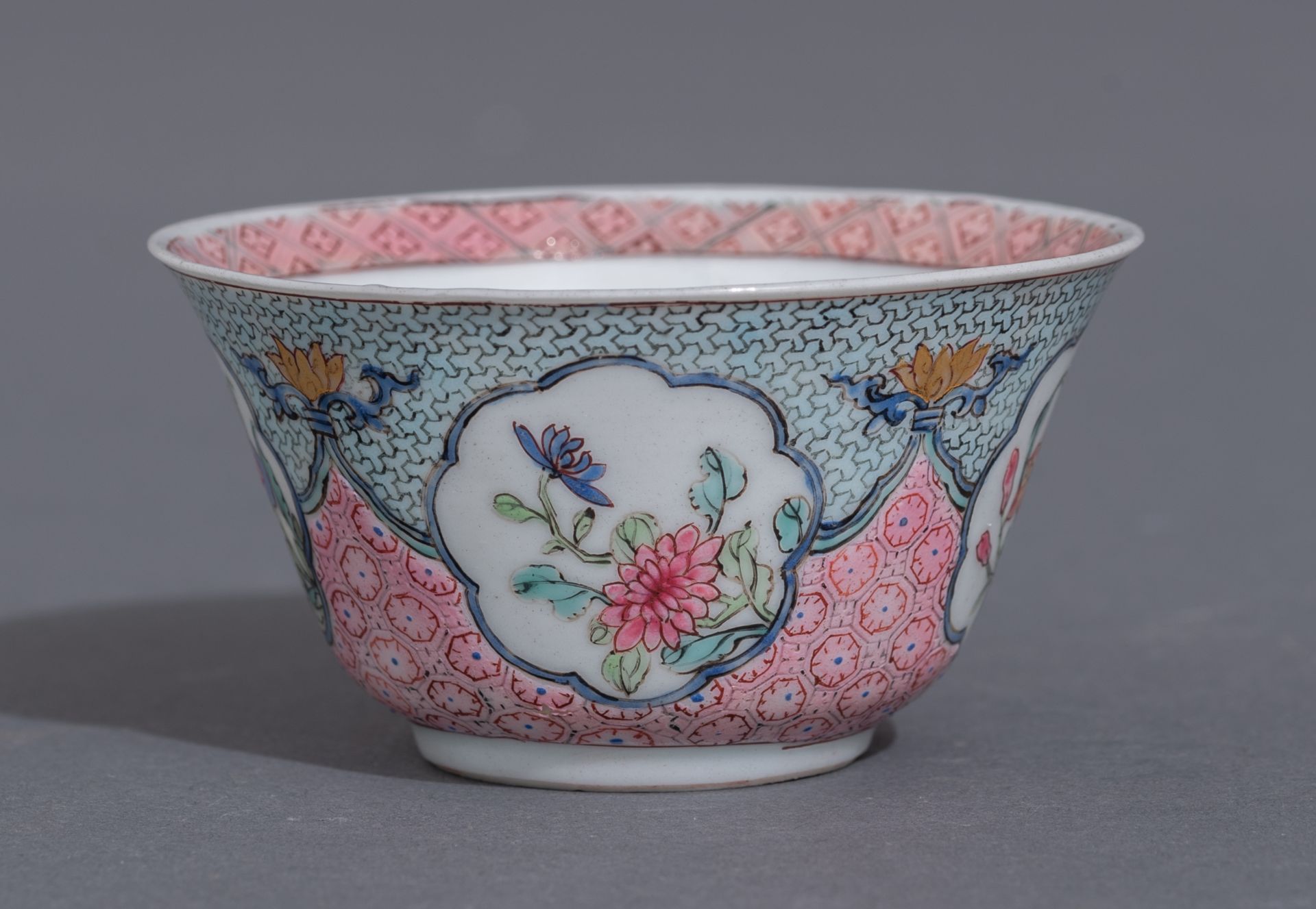 A set of Chinese famille rose 'peony' cup and saucer, Yongzheng period, ø 10,8 cm - Image 3 of 14